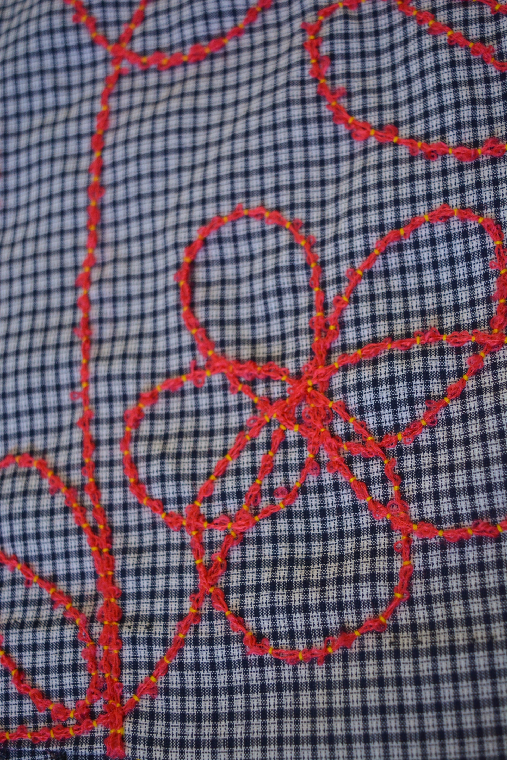 Jupe de motifs à carreaux bleu vintage de seconde main à broderie de fleurs rouge fait à la main au Québec par l’artiste Caroline Auger