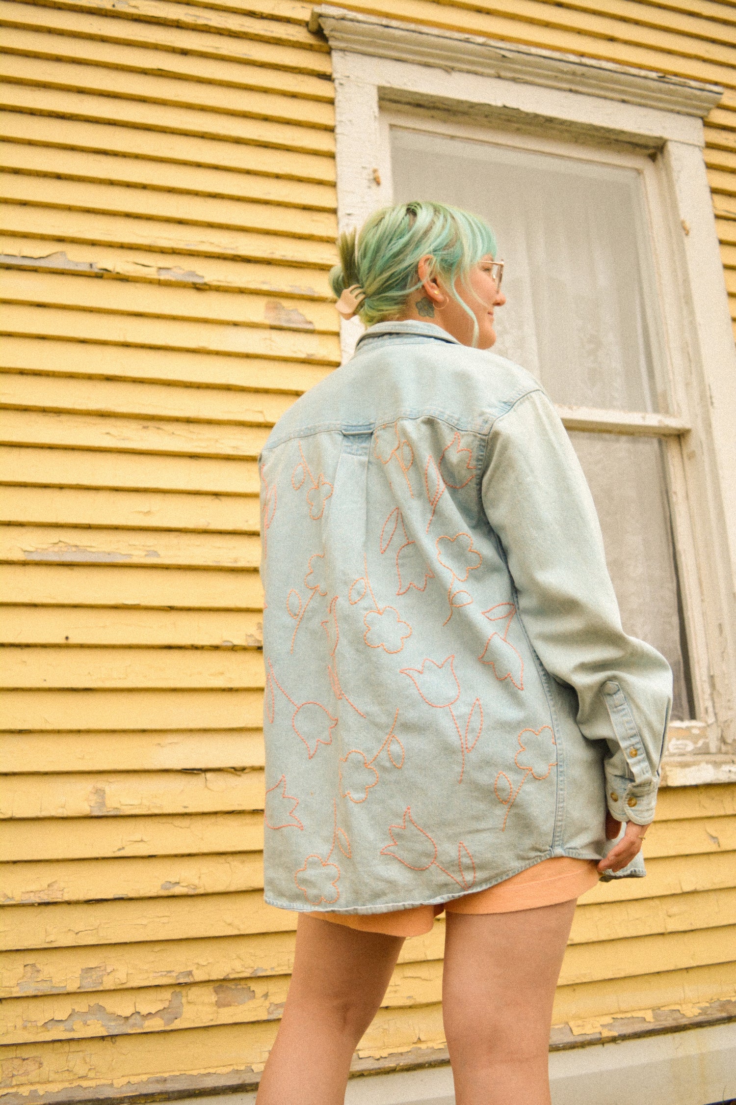 Chemise en jeans vintage à tulipes et fleurs brodées à la main par Caroline Auger. Drummondville, Québec. 2022.