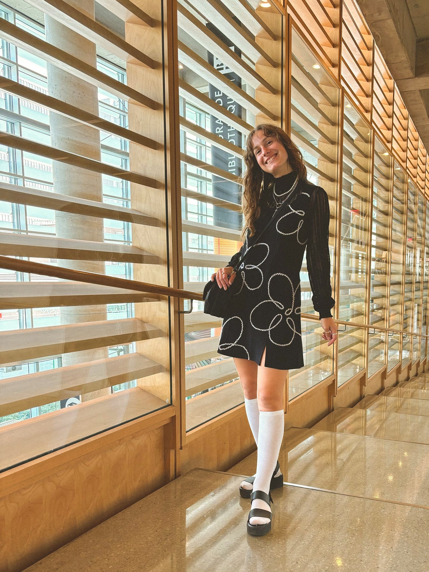 Robe noir vintage de seconde main à motifs de fleurs en laine brodées à la main au Québec par l’artiste et designer Caroline Auger