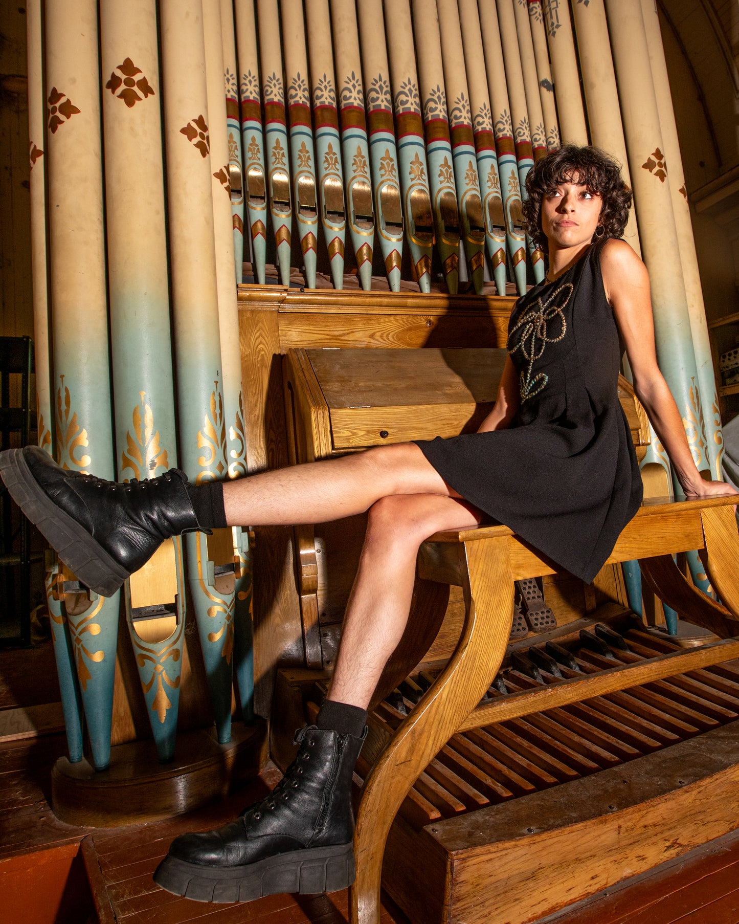 Chic robe noir vintage de seconde main à fleur en laine et à perles recyclées brodées à la main au Québec par l’artiste et designer Caroline Auger