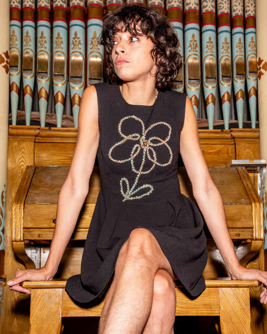 Chic robe noir vintage de seconde main à fleur en laine et à perles recyclées brodées à la main au Québec par l’artiste et designer Caroline Auger