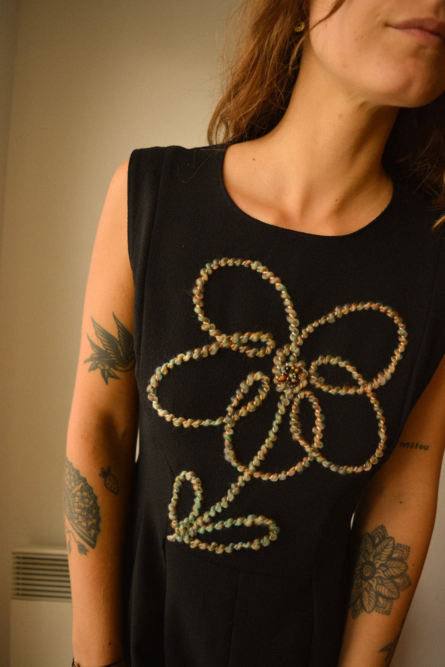 Chic robe noir vintage de seconde main à fleur en laine et à perles recyclées brodées à la main au Québec par l’artiste et designer Caroline Auger