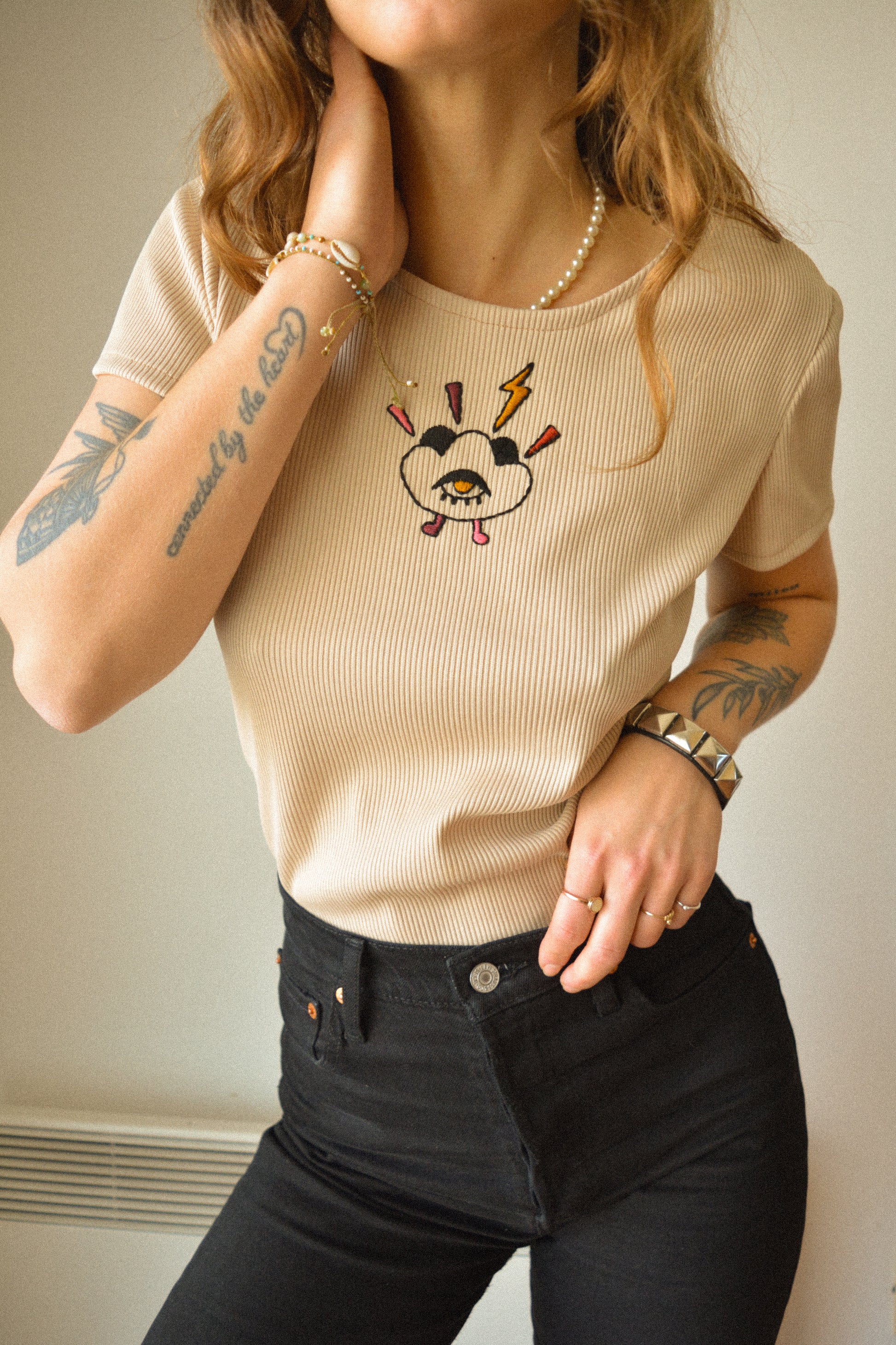 T-shirt vintage beige à motif oeil old school brodé à la main au Québec par l’artiste Caroline Auger