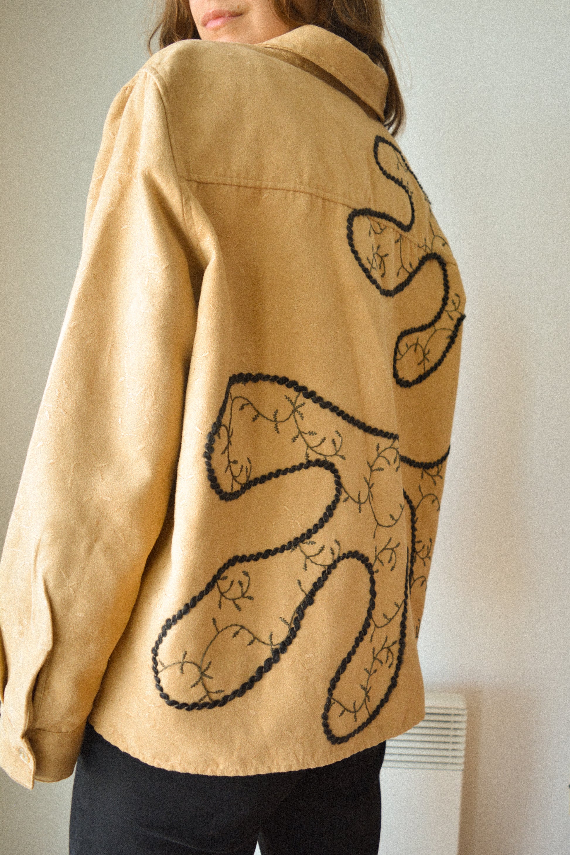 Chemise vintage beige à manches longues avec laine et motif dentelle de feuilles brodées à la main au Québec par l’artiste Caroline Auger