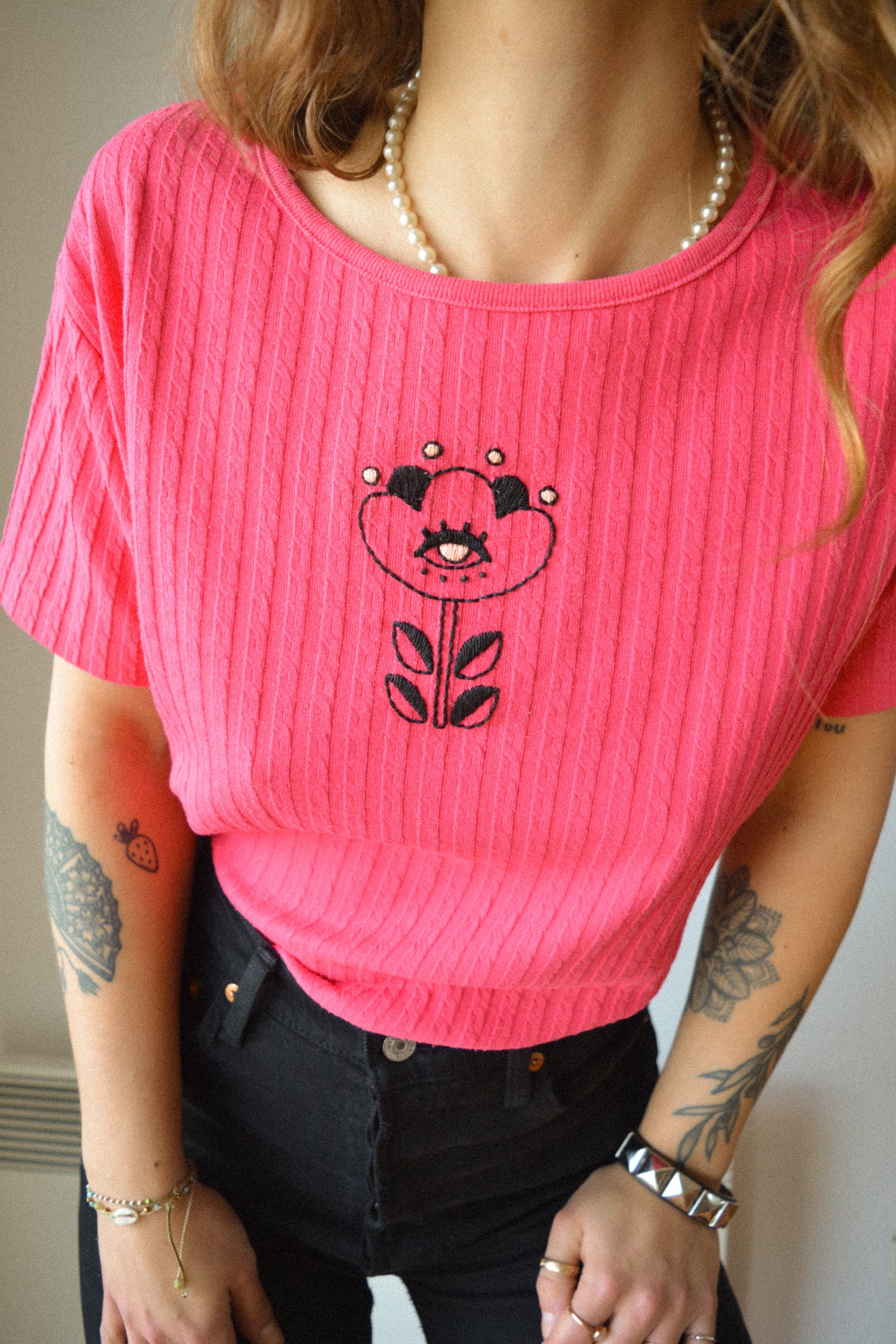 T-shirt rose balloune vintage à motif d’œil fleur old school brodé à la main au Québec par l’artiste Caroline Auger