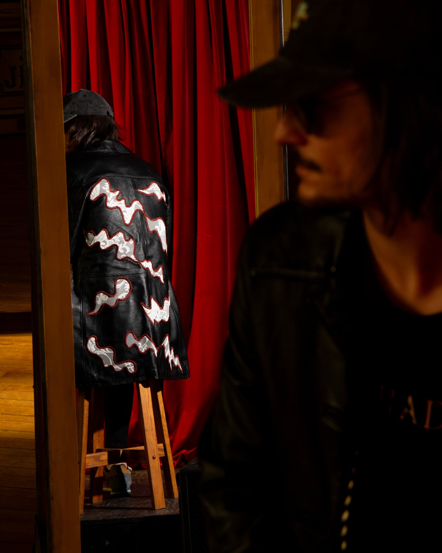 Manteau vintage en cuir noir de seconde main avec patchs en dentelle recyclé et broderie fait à la main au Québec par l’artiste et designer Caroline Auger