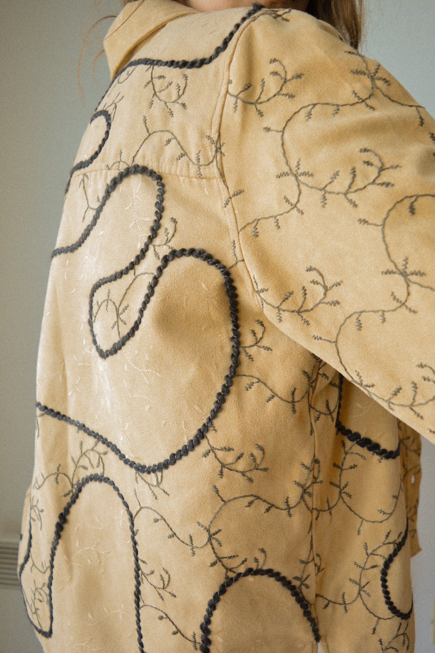 Chemise vintage beige à manches longues avec laine et motif dentelle de feuilles brodées à la main au Québec par l’artiste Caroline Auger