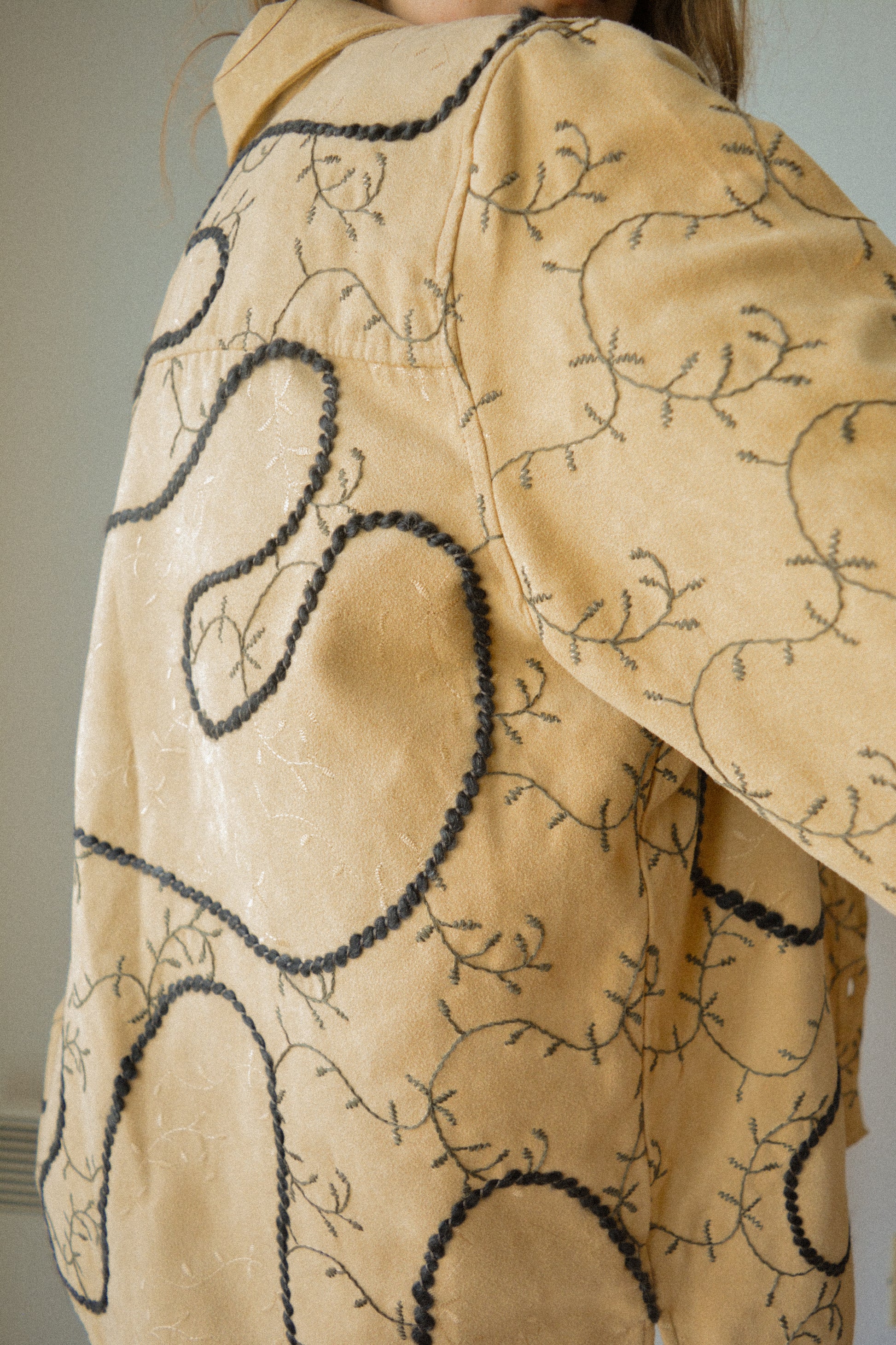 Chemise vintage beige à manches longues avec laine et motif dentelle de feuilles brodées à la main au Québec par l’artiste Caroline Auger