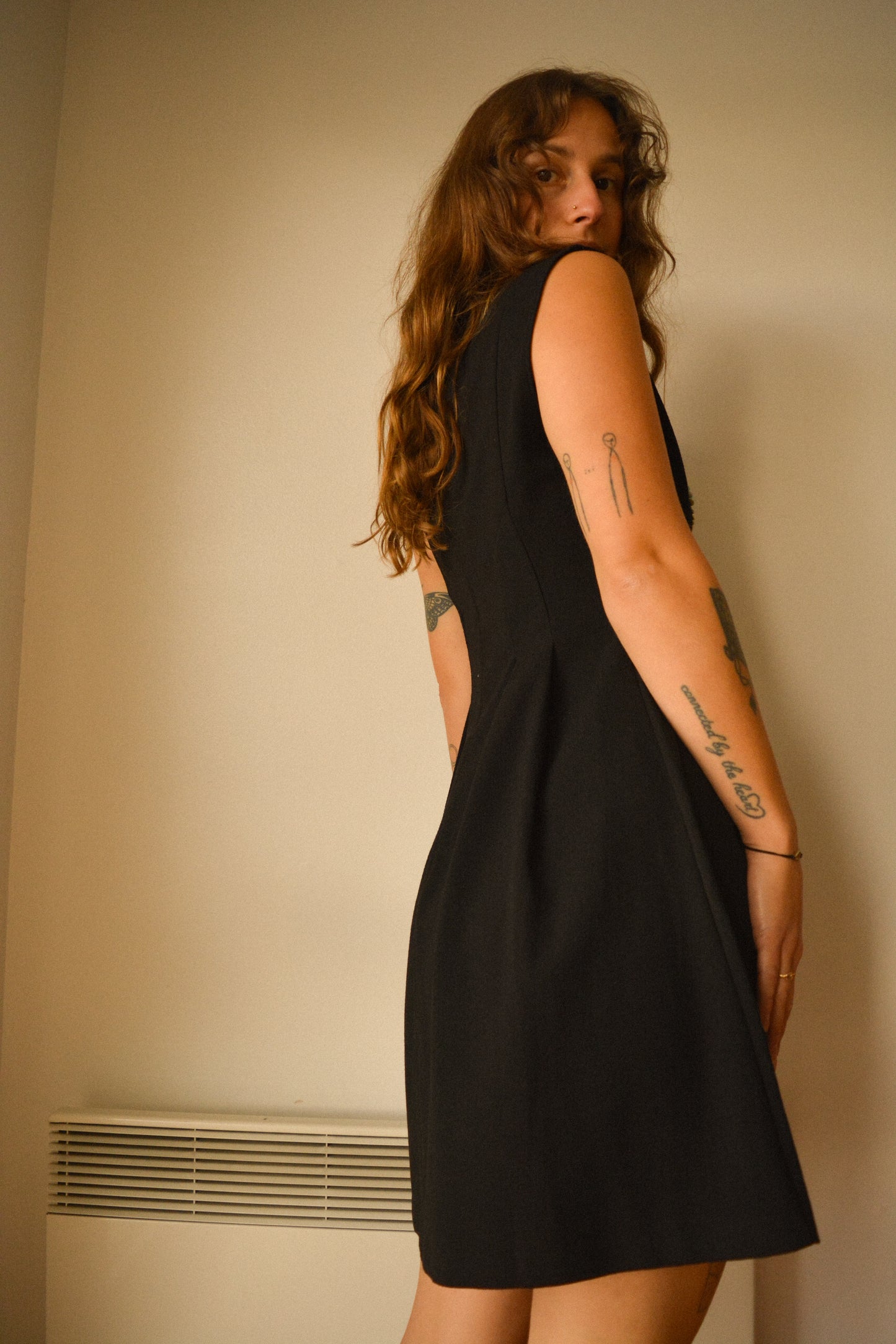 Chic robe noir vintage de seconde main à fleur en laine et à perles recyclées brodées à la main au Québec par l’artiste et designer Caroline Auger