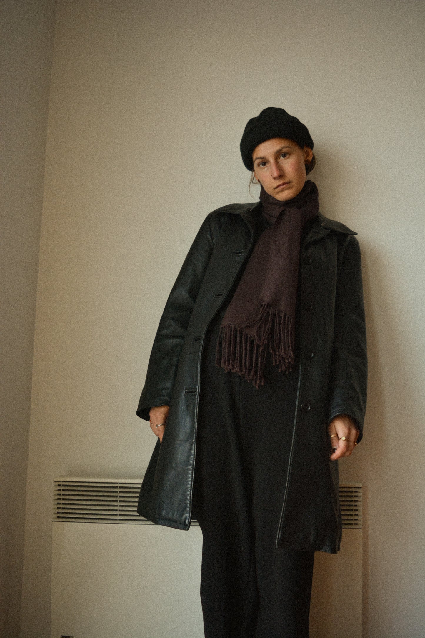 Manteau vintage en cuir noir de seconde main avec patchs en dentelle recyclé et broderie fait à la main au Québec par l’artiste Caroline Auger