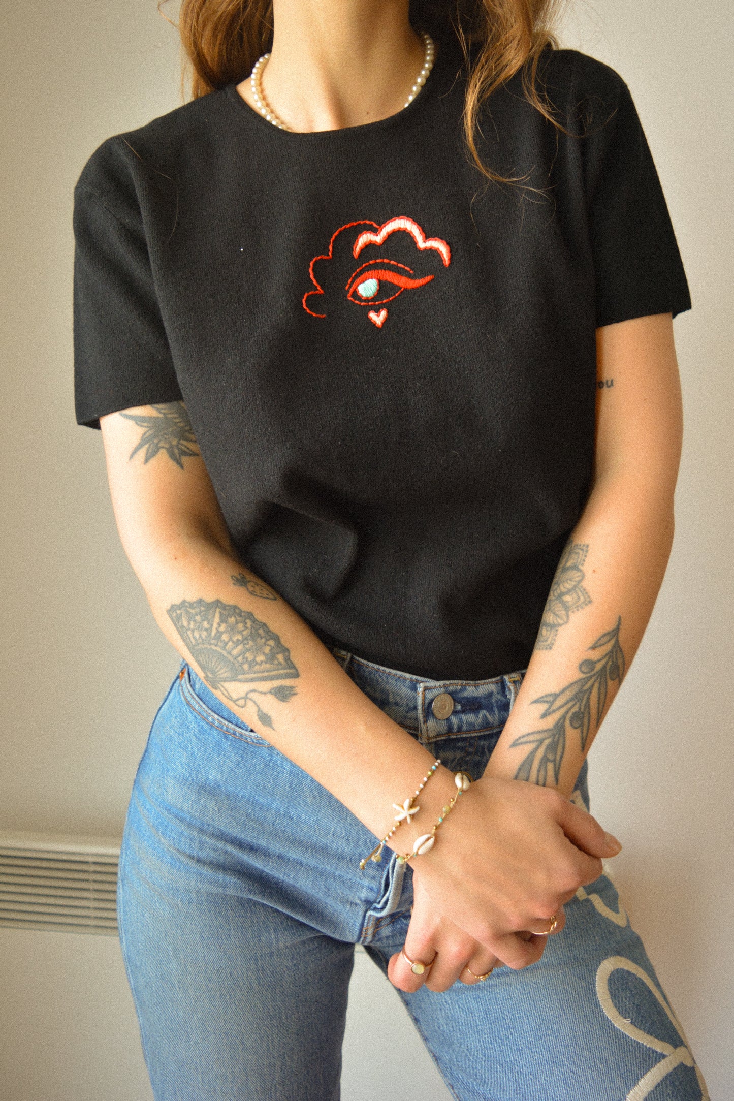 T-shirt noir vintage à motif d’oeil rouge brodé à la main au Québec par l’artiste Caroline Auger