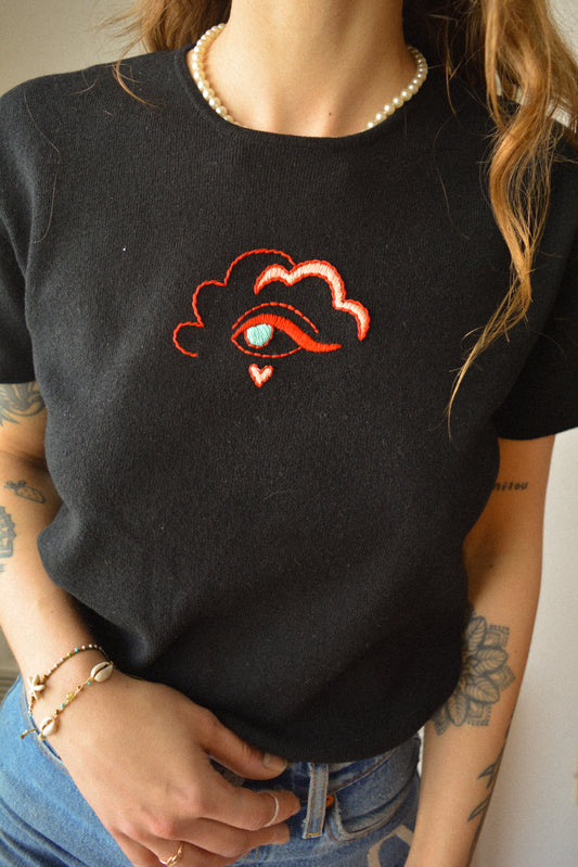 T-shirt noir vintage à motif d’oeil rouge brodé à la main au Québec par l’artiste Caroline Auger
