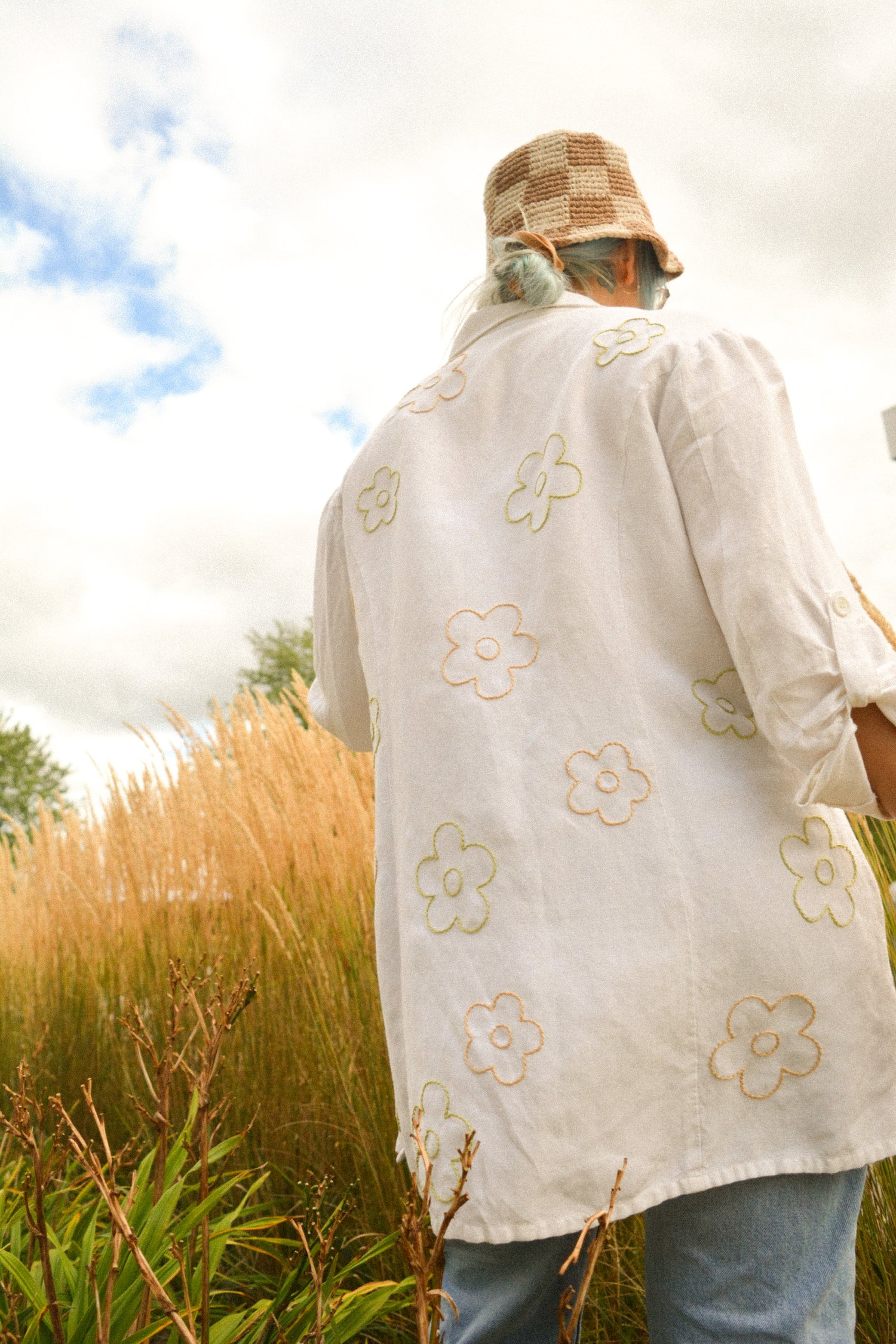 Chemise blanche vintage à fleurs vertes et beiges brodées à la main par l’artiste Caroline Auger de Drummondville, Québec.