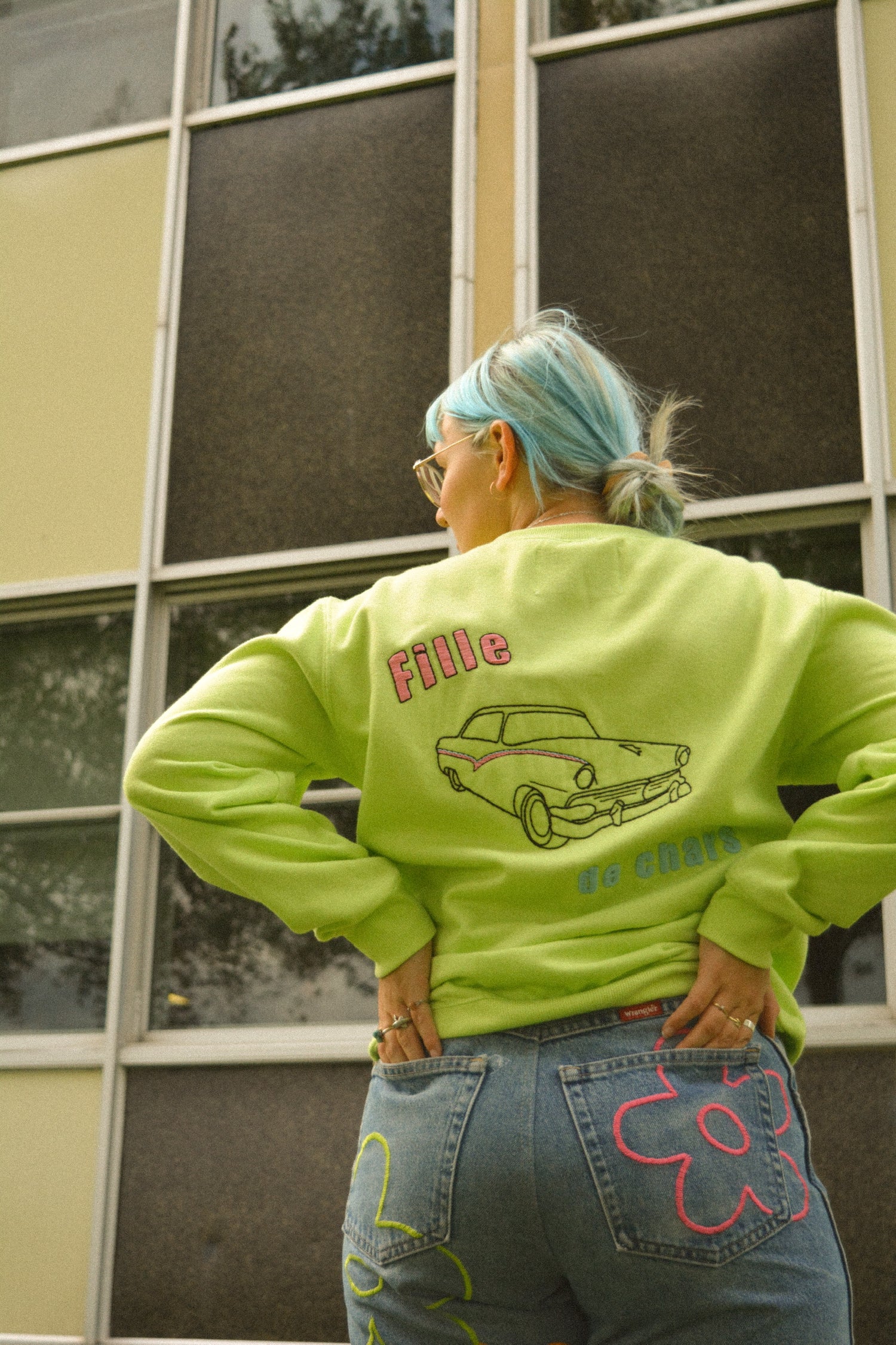 Crewneck vert à motif brodé à la main par l’artiste Caroline Auger de Drummondville, Québec.