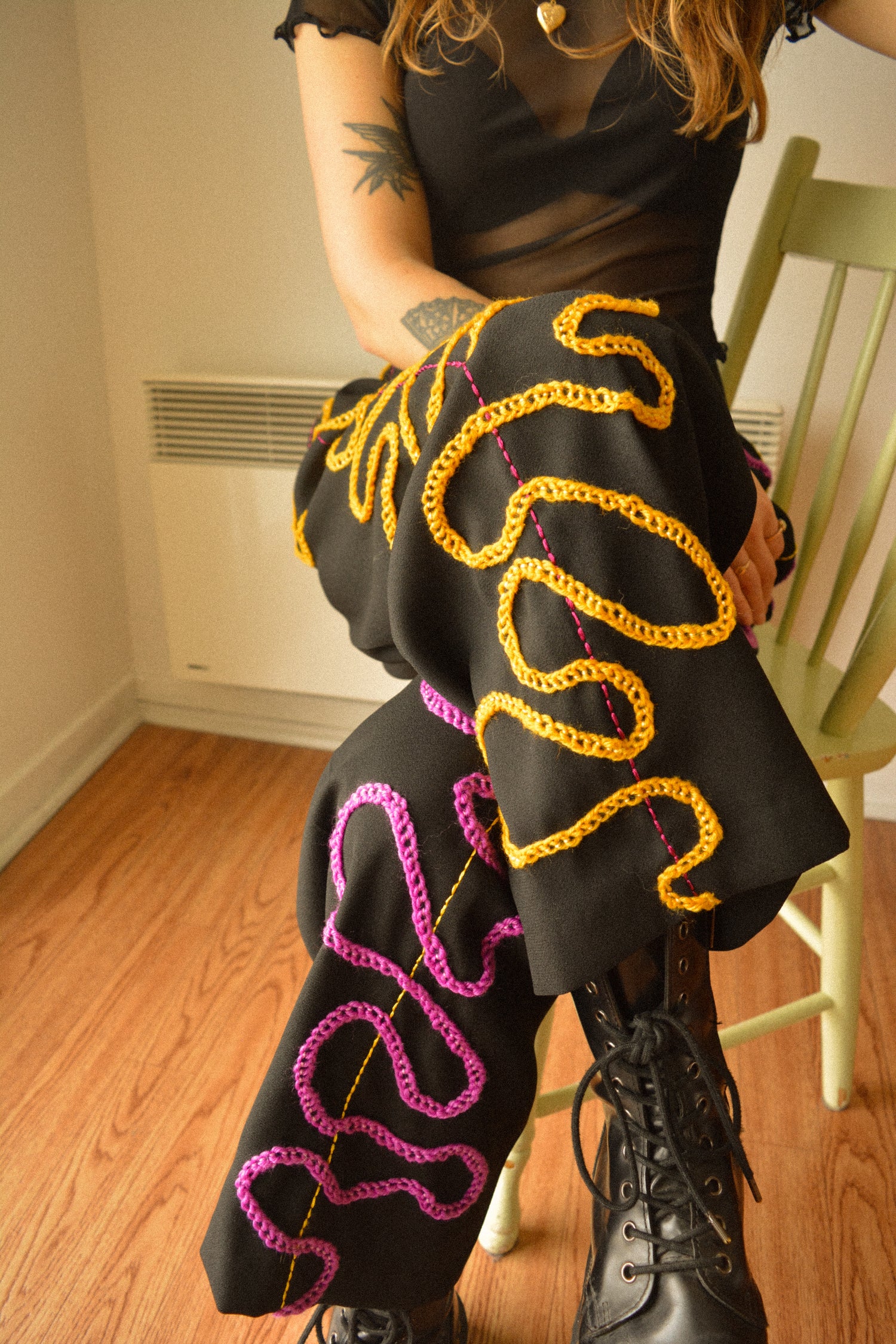 Pantalon vintage noir de seconde main avec motif abstrait composé de laine et de soie brodé et tricoté à la main au Québec par l’artiste Caroline Auger