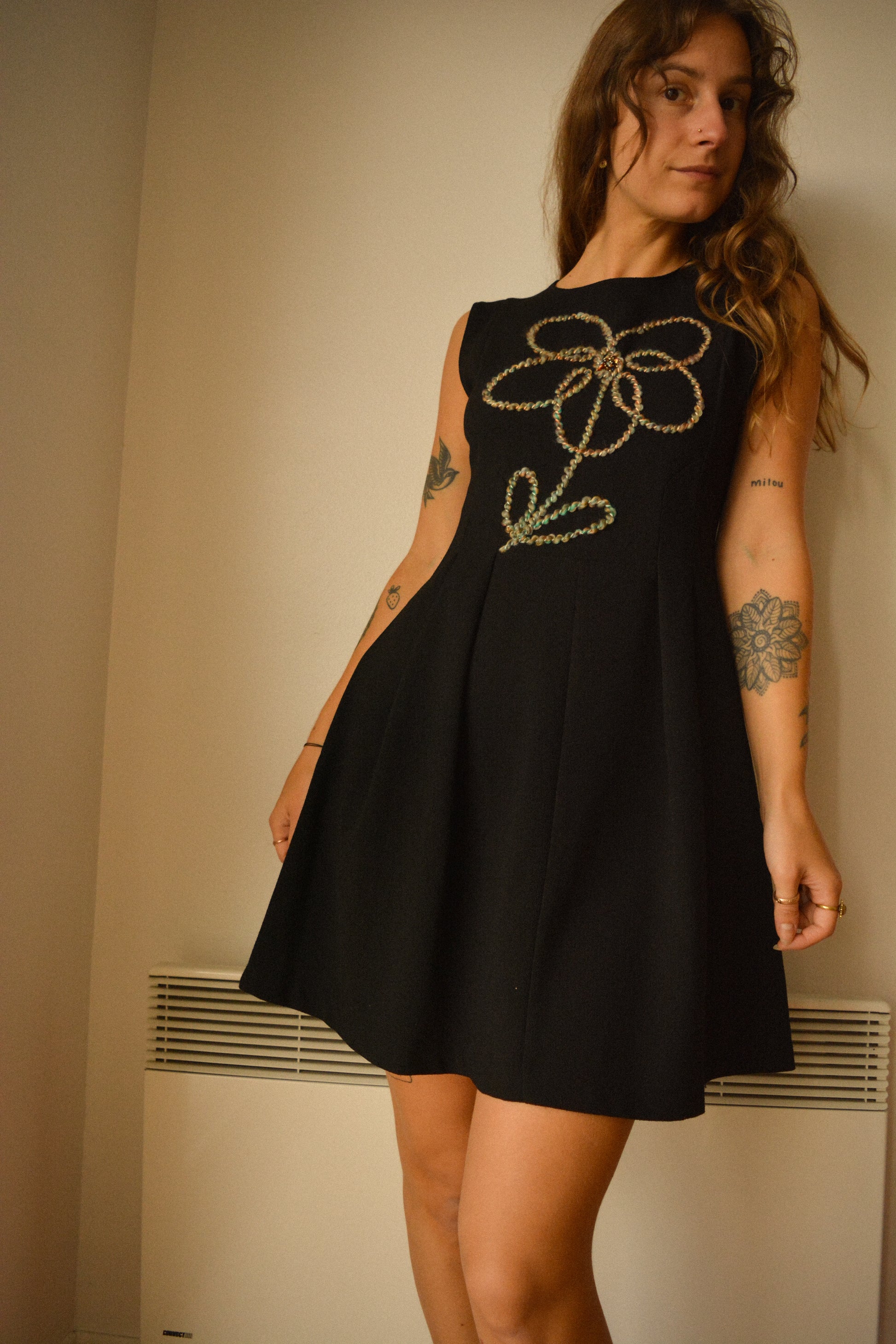 Chic robe noir vintage de seconde main à fleur en laine et à perles recyclées brodées à la main au Québec par l’artiste et designer Caroline Auger