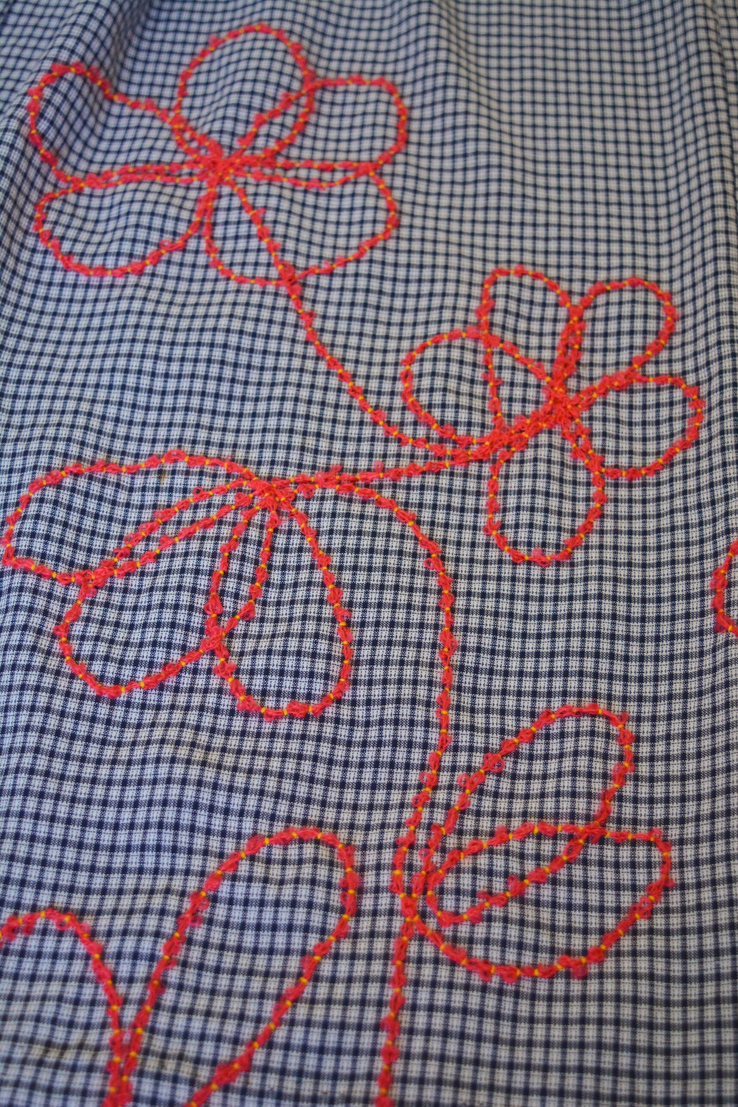 Jupe de motifs à carreaux bleu vintage de seconde main à broderie de fleurs rouge fait à la main au Québec par l’artiste Caroline Auger