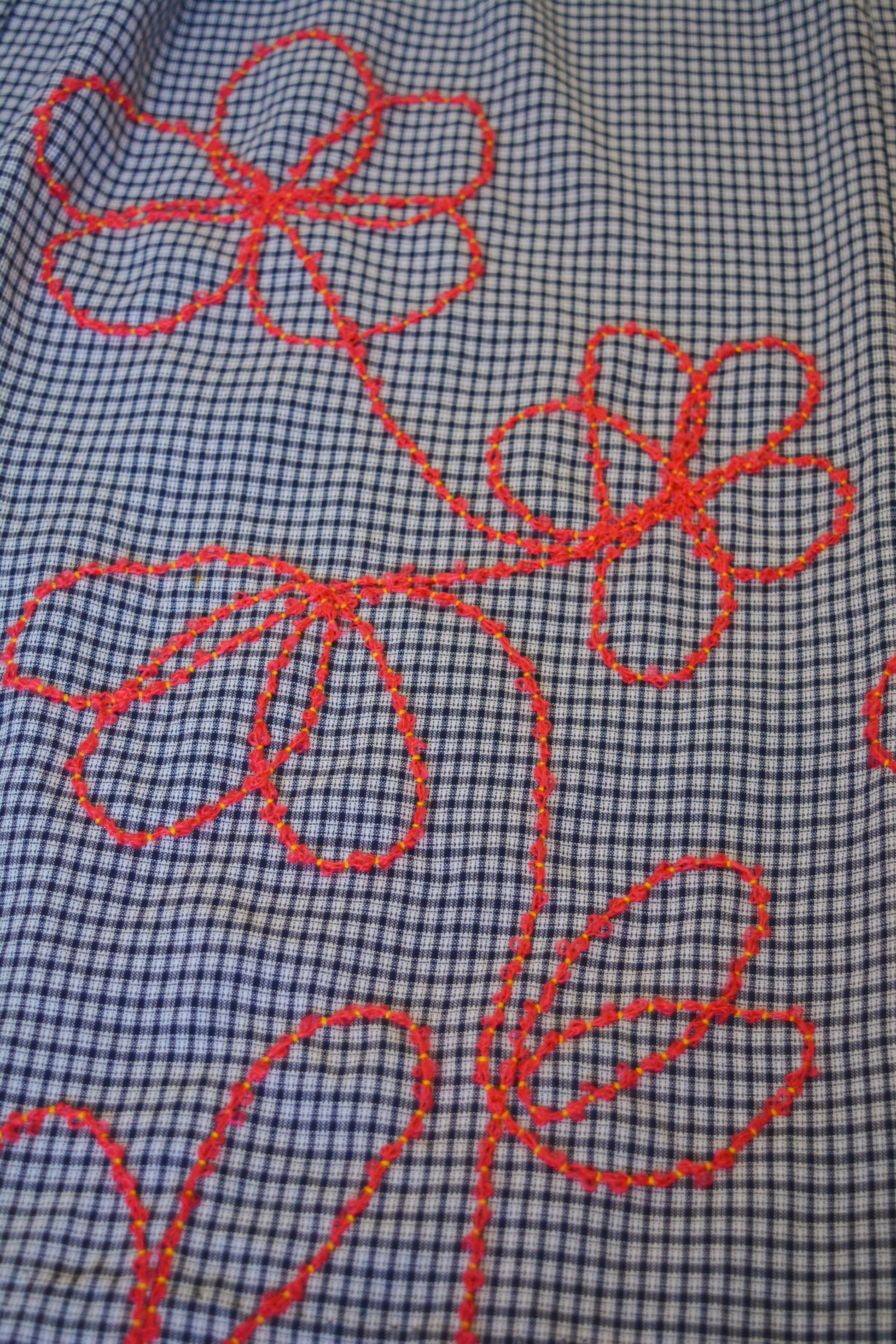 Jupe de motifs à carreaux bleu vintage de seconde main à broderie de fleurs rouge fait à la main au Québec par l’artiste Caroline Auger