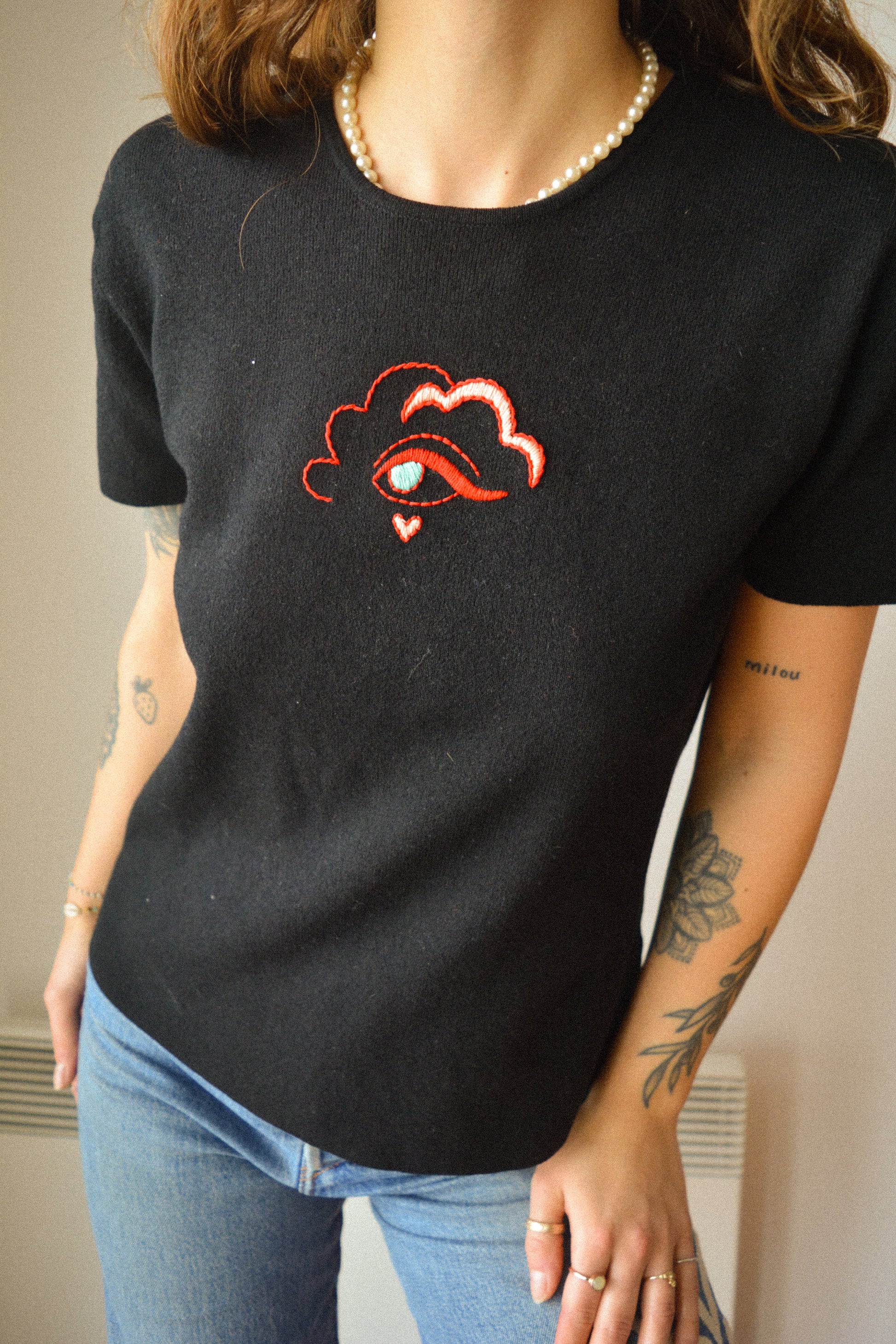 T-shirt noir vintage à motif d’oeil rouge brodé à la main au Québec par l’artiste Caroline Auger