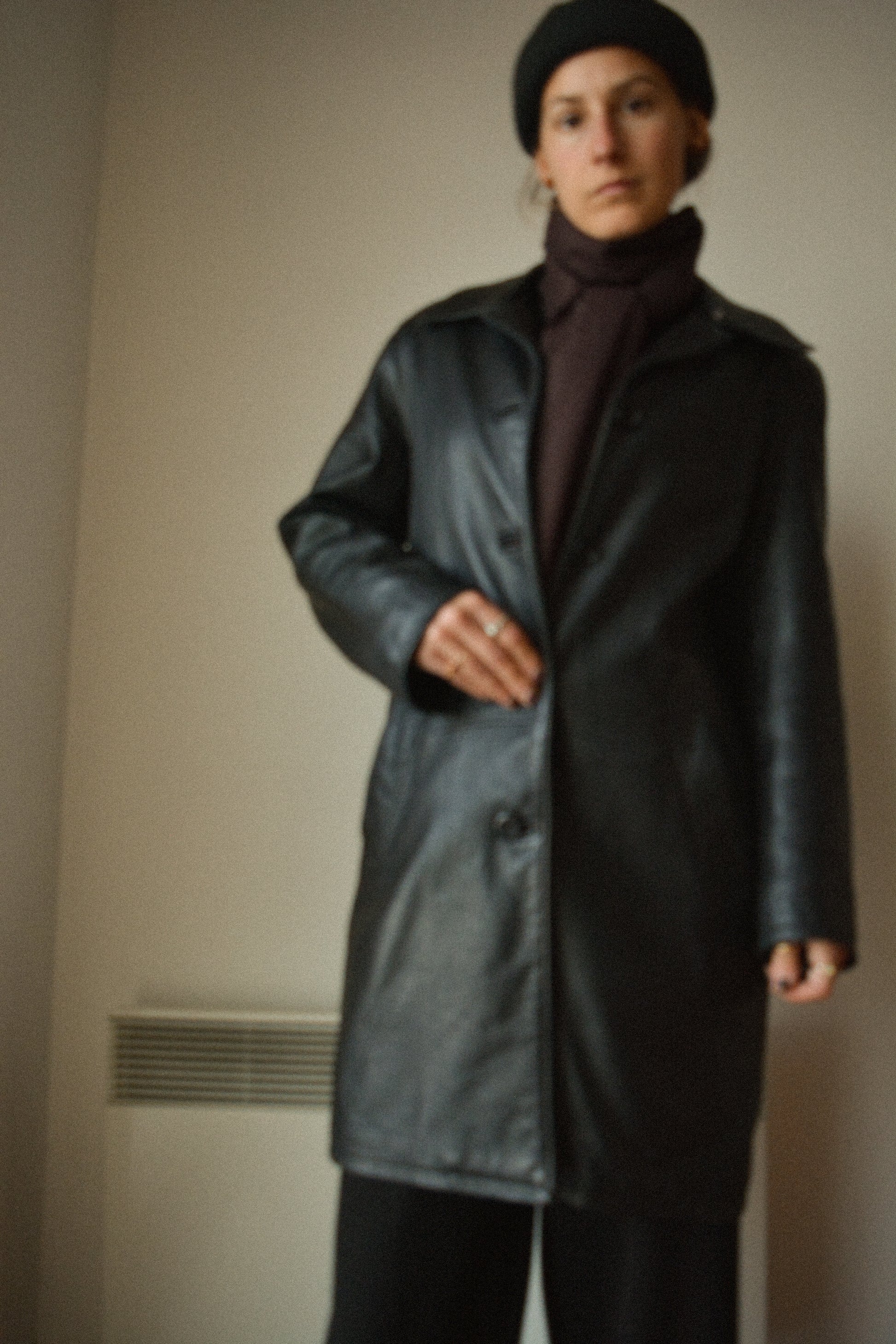 Manteau vintage en cuir noir de seconde main avec patchs en dentelle recyclé et broderie fait à la main au Québec par l’artiste Caroline Auger