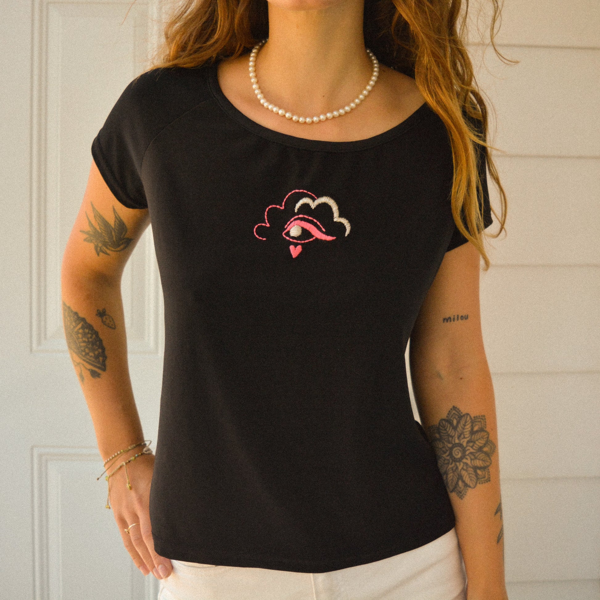 Chic t-shirt noir vintage à motif haute gamme brodé à la main au Québec par l’artiste Caroline Auger