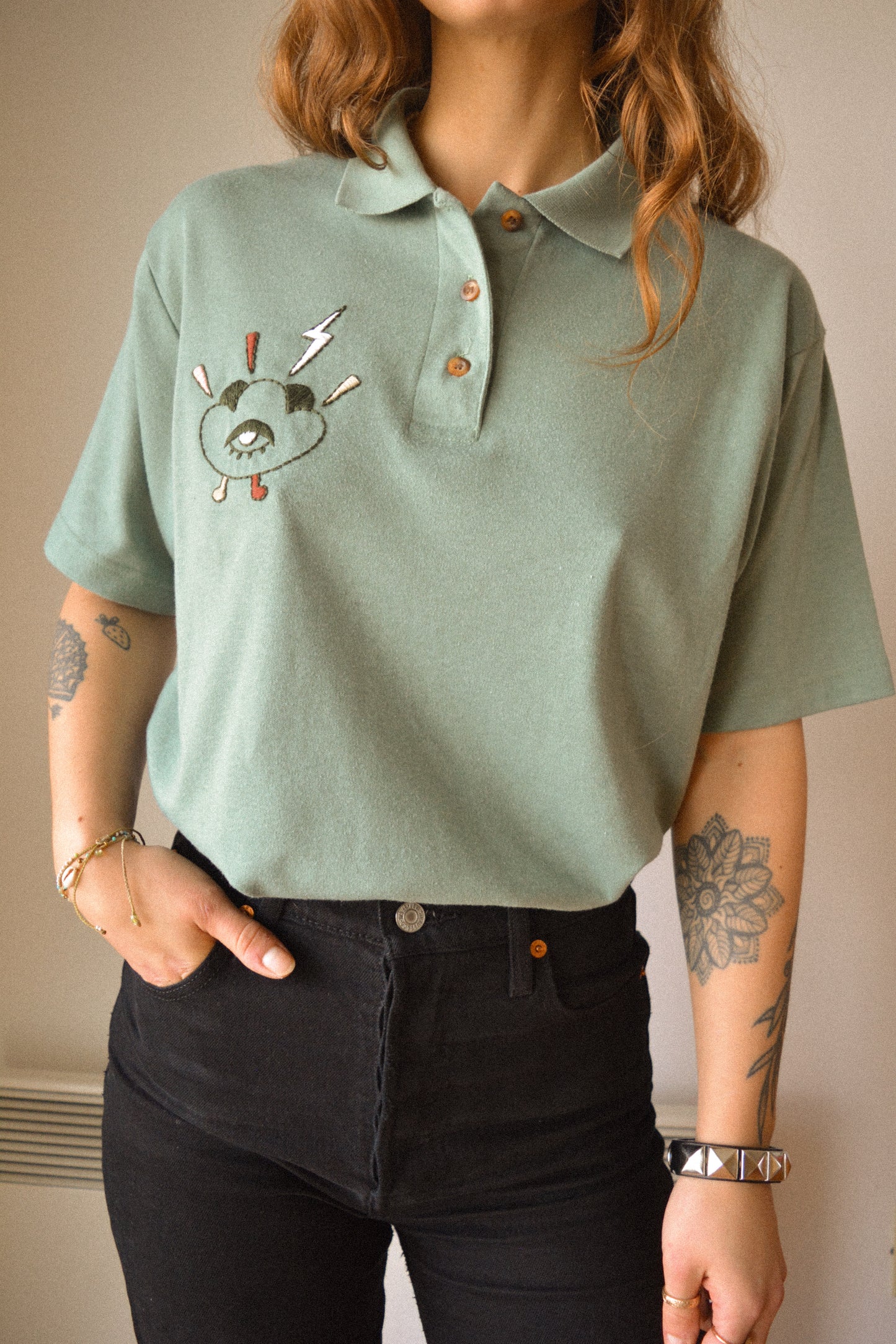 T-shirt polo vert vintage à motif d’œil old school brodé à la main au Québec par l’artiste Caroline Auger
