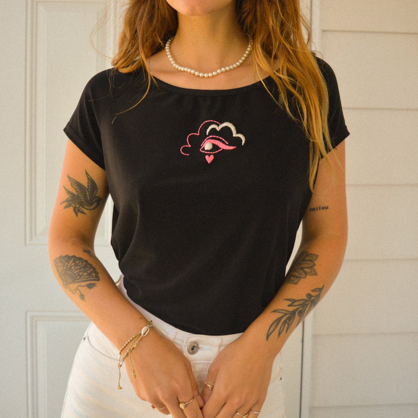 Chic t-shirt noir vintage à motif haute gamme brodé à la main au Québec par l’artiste Caroline Auger