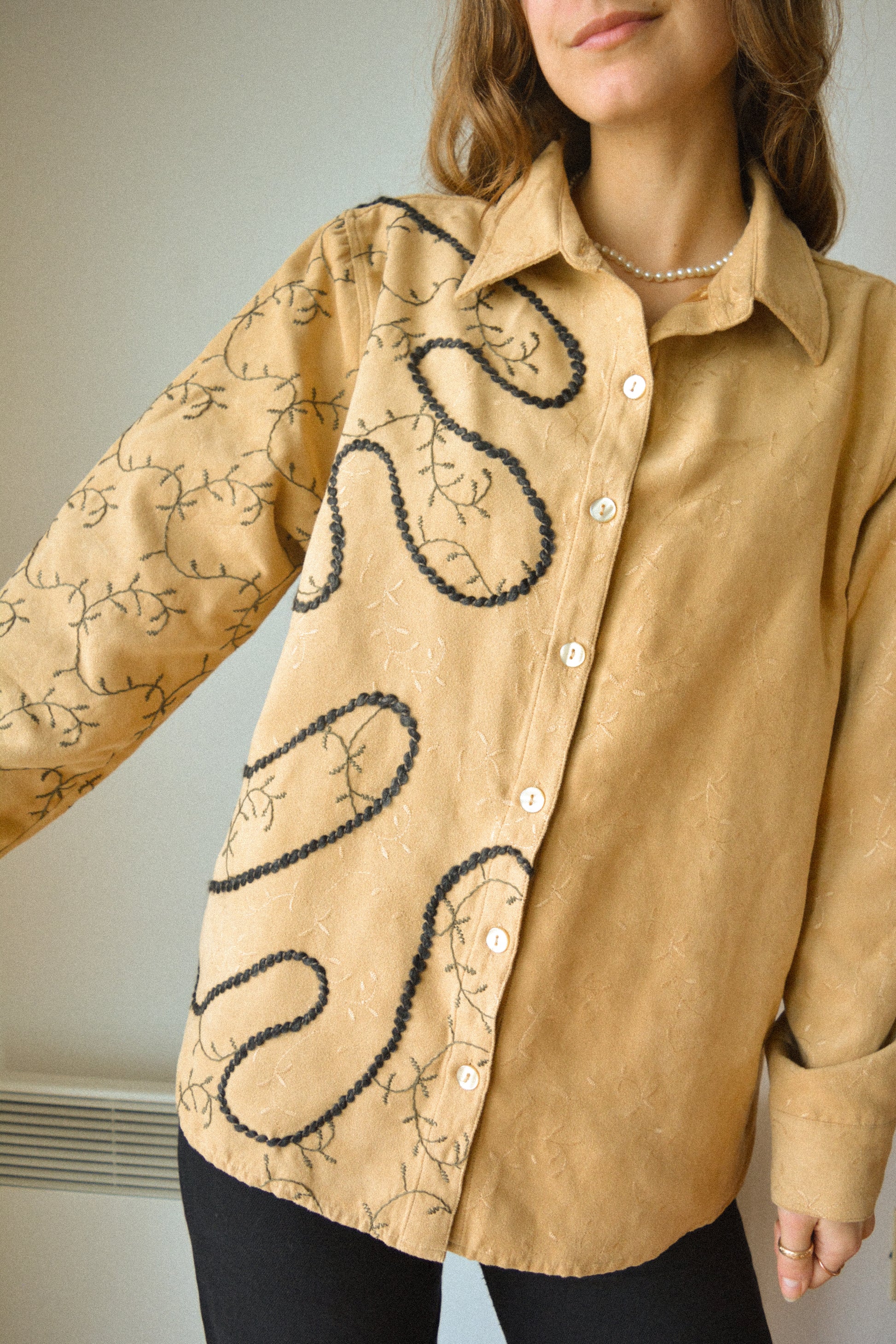 Chemise vintage beige à manches longues avec laine et motif dentelle de feuilles brodées à la main au Québec par l’artiste Caroline Auger