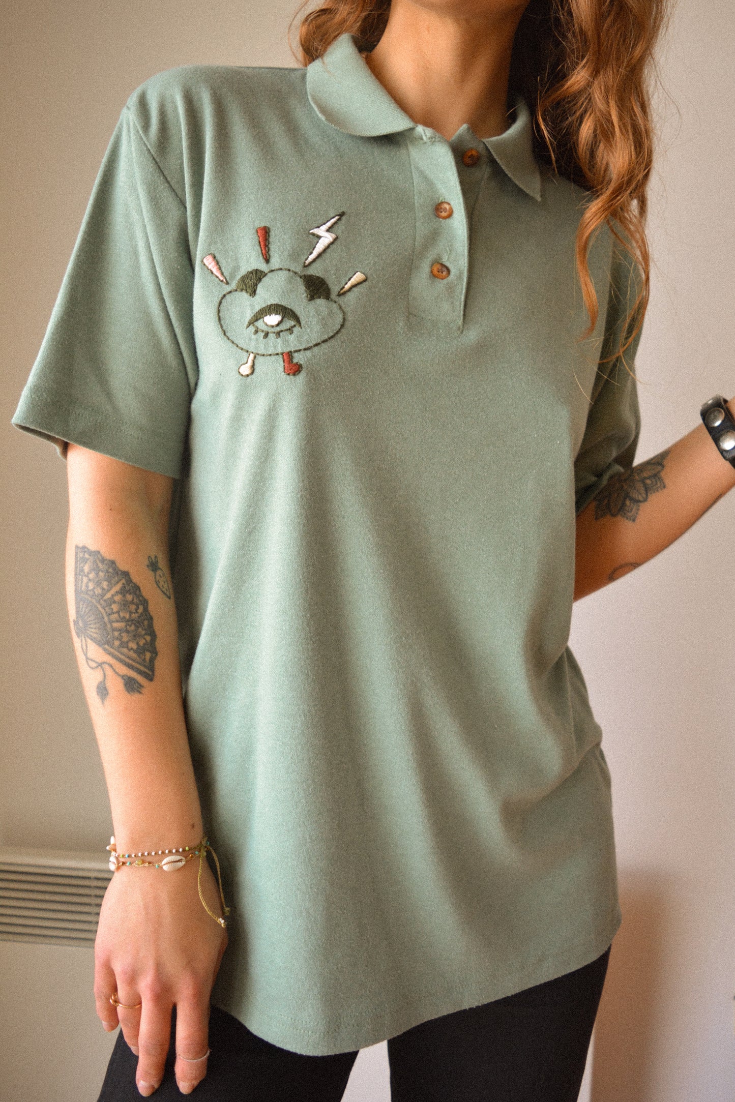 T-shirt polo vert vintage à motif d’œil old school brodé à la main au Québec par l’artiste Caroline Auger