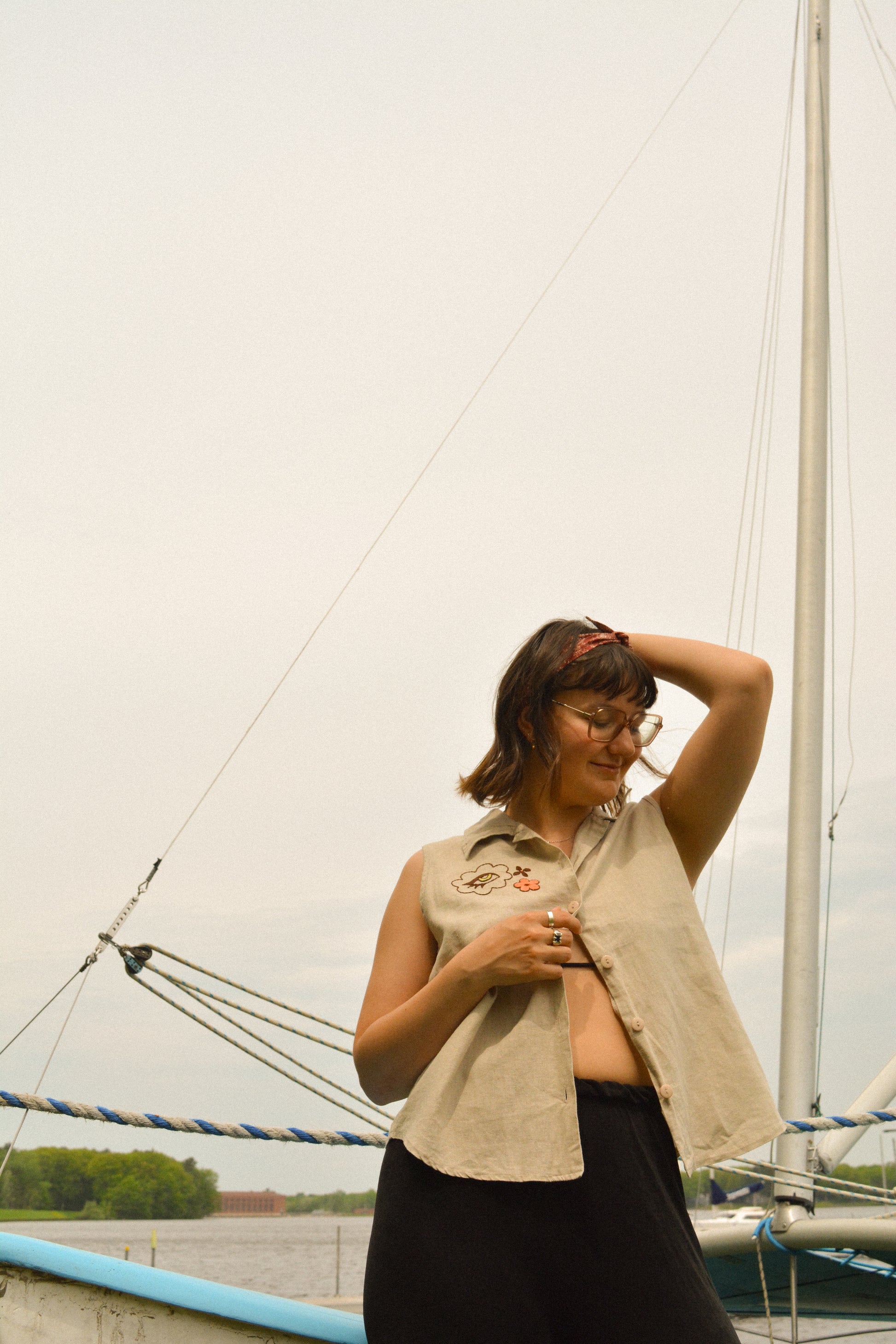 Haut sans manche vintage à motif brodé à la main au Québec par l’artiste Caroline Auger