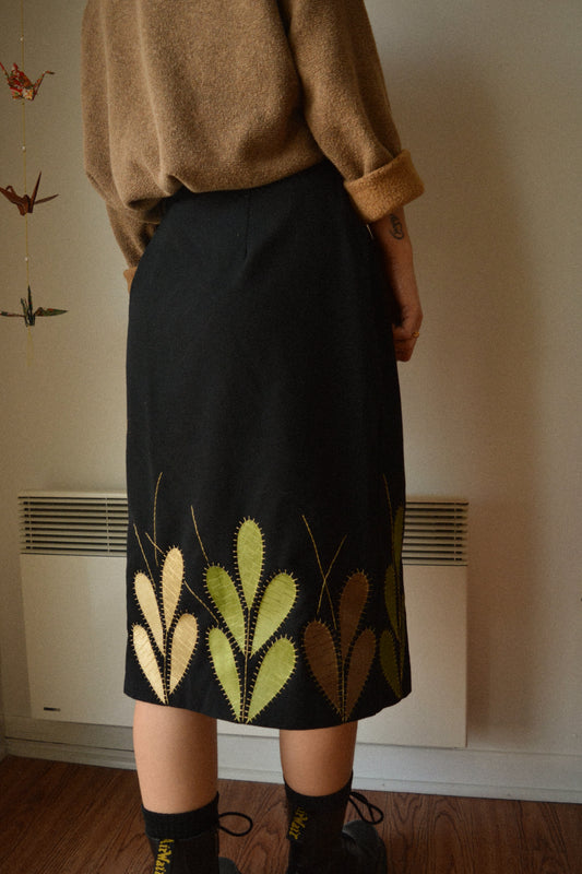 Jupe noir vintage de seconde main à patchs recyclées et à broderie d’or fait à la main au Québec par l’artiste Caroline Auger