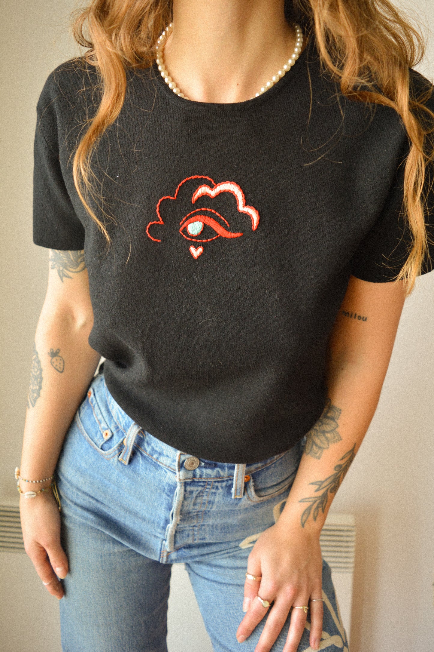 T-shirt noir vintage à motif d’oeil rouge brodé à la main au Québec par l’artiste Caroline Auger