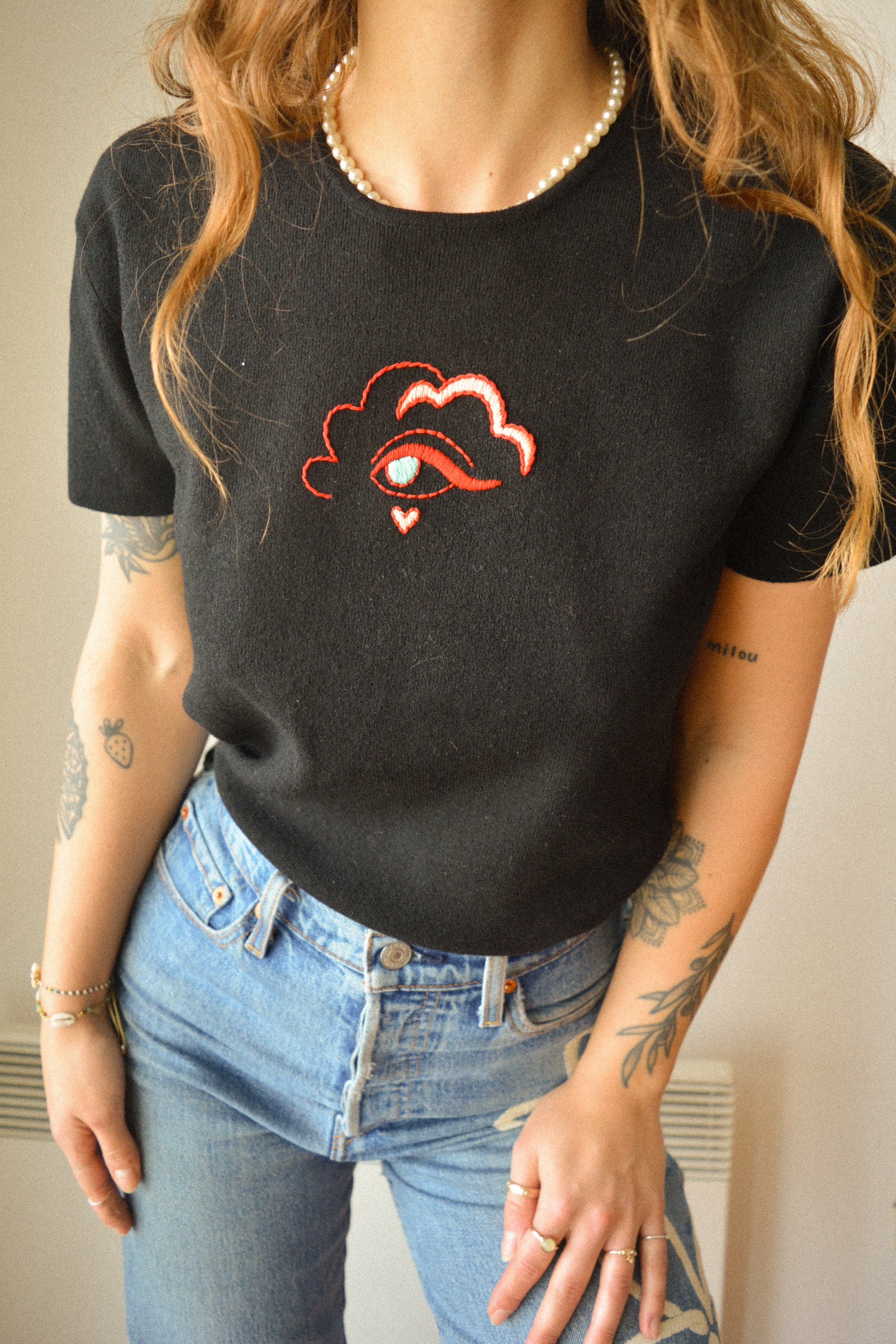 T-shirt noir vintage à motif d’oeil rouge brodé à la main au Québec par l’artiste Caroline Auger