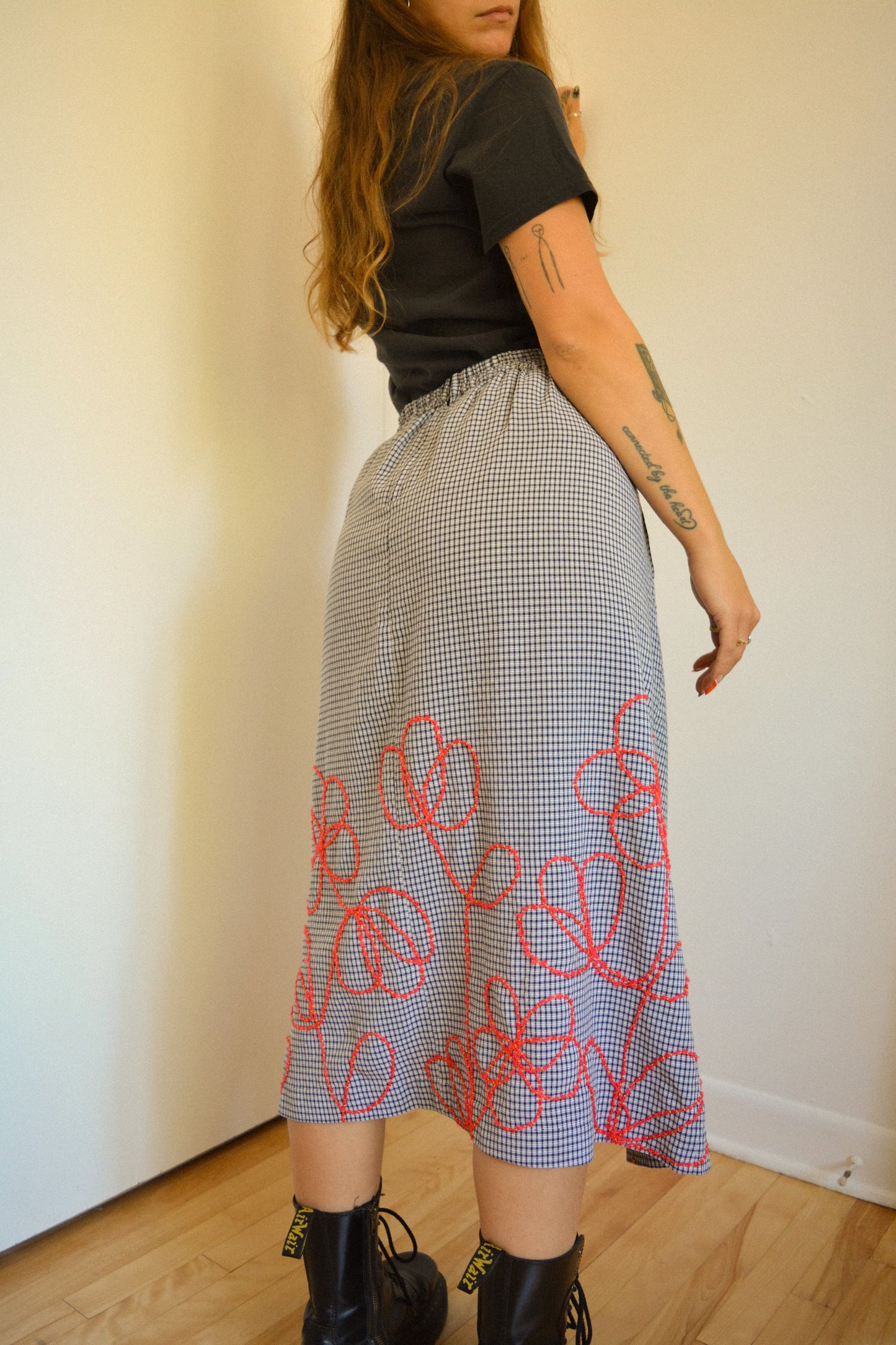 Jupe de motifs à carreaux bleu vintage de seconde main à broderie de fleurs rouge fait à la main au Québec par l’artiste Caroline Auger
