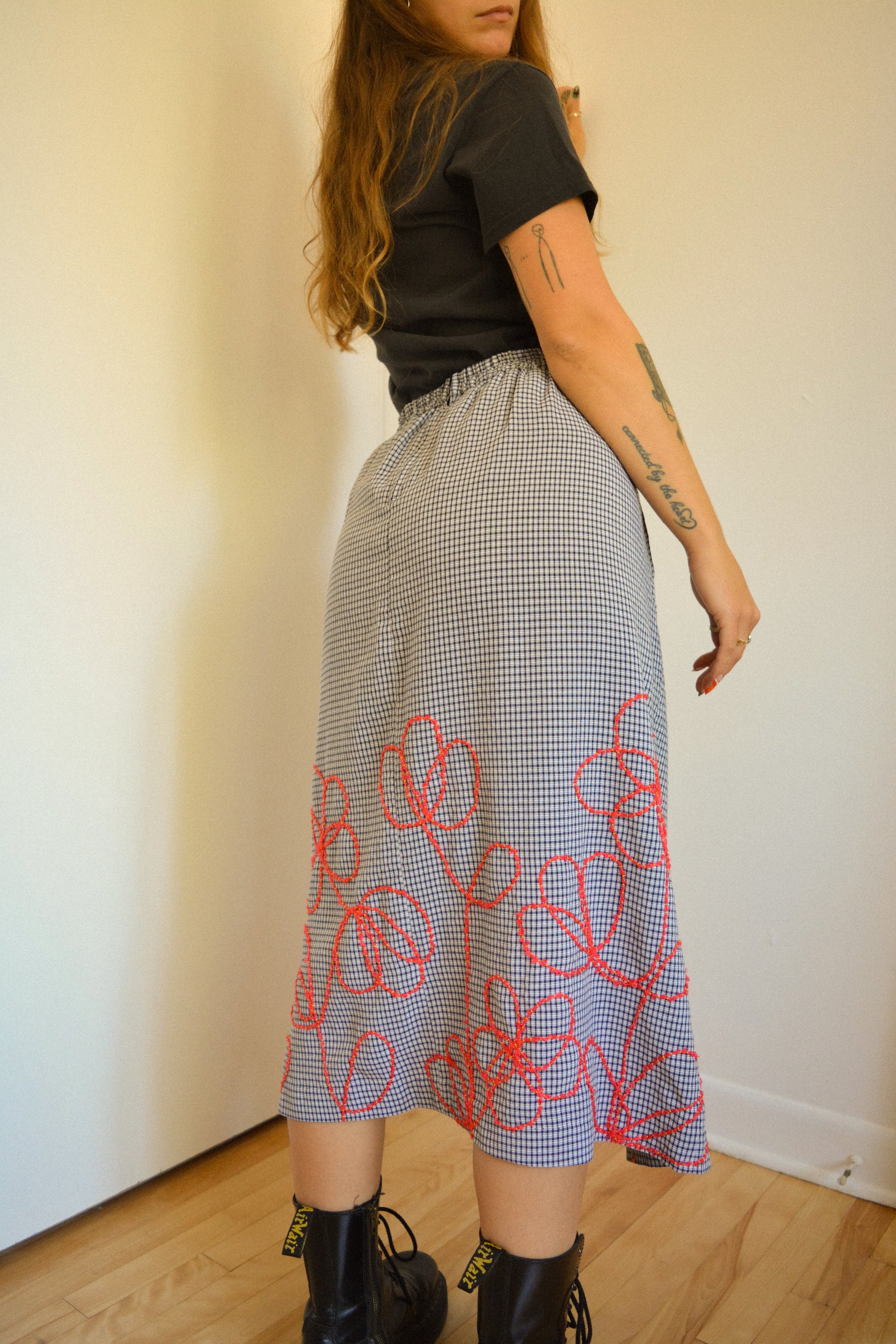 Jupe de motifs à carreaux bleu vintage de seconde main à broderie de fleurs rouge fait à la main au Québec par l’artiste Caroline Auger