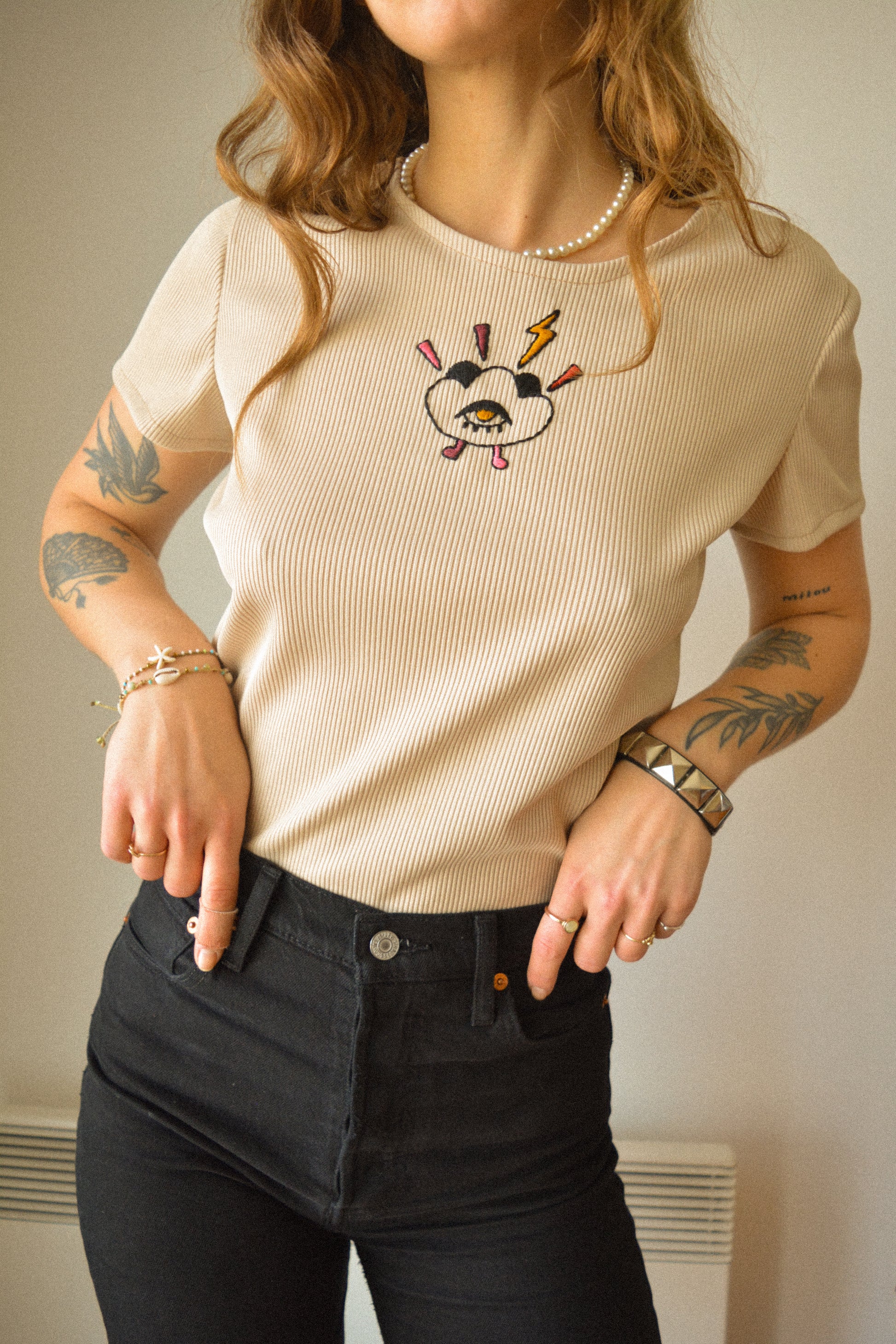 T-shirt vintage beige à motif oeil old school brodé à la main au Québec par l’artiste Caroline Auger
