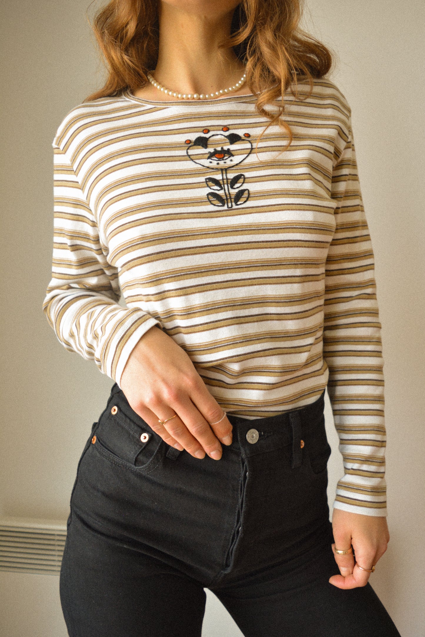 Chandail manches longues vintage rayé beige, blanc et brun à motif d’œil fleur old school brodé à la main au Québec par l’artiste Caroline Auger