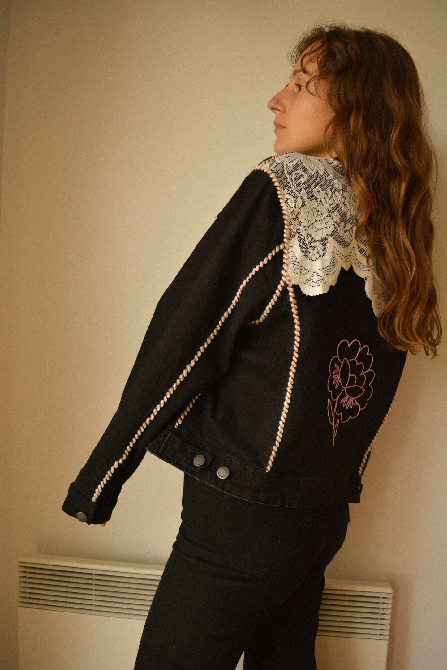 Veste en jeans noir vintage de seconde main à motifs de fleurs brodées, à laine brodés et à dentelle recyclée à la main au Québec par l’artiste et designer Caroline Auger