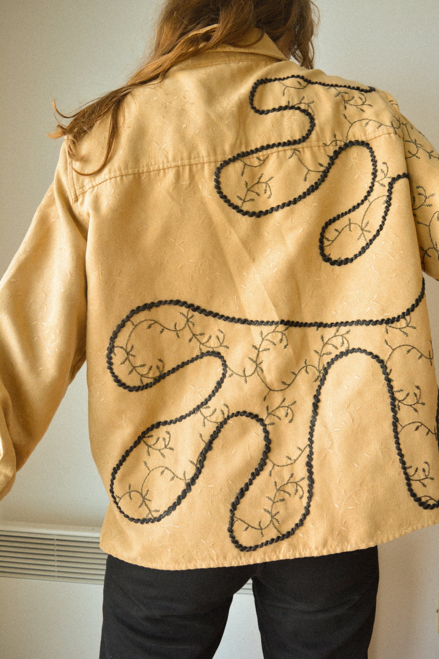 Chemise vintage beige à manches longues avec laine et motif dentelle de feuilles brodées à la main au Québec par l’artiste Caroline Auger