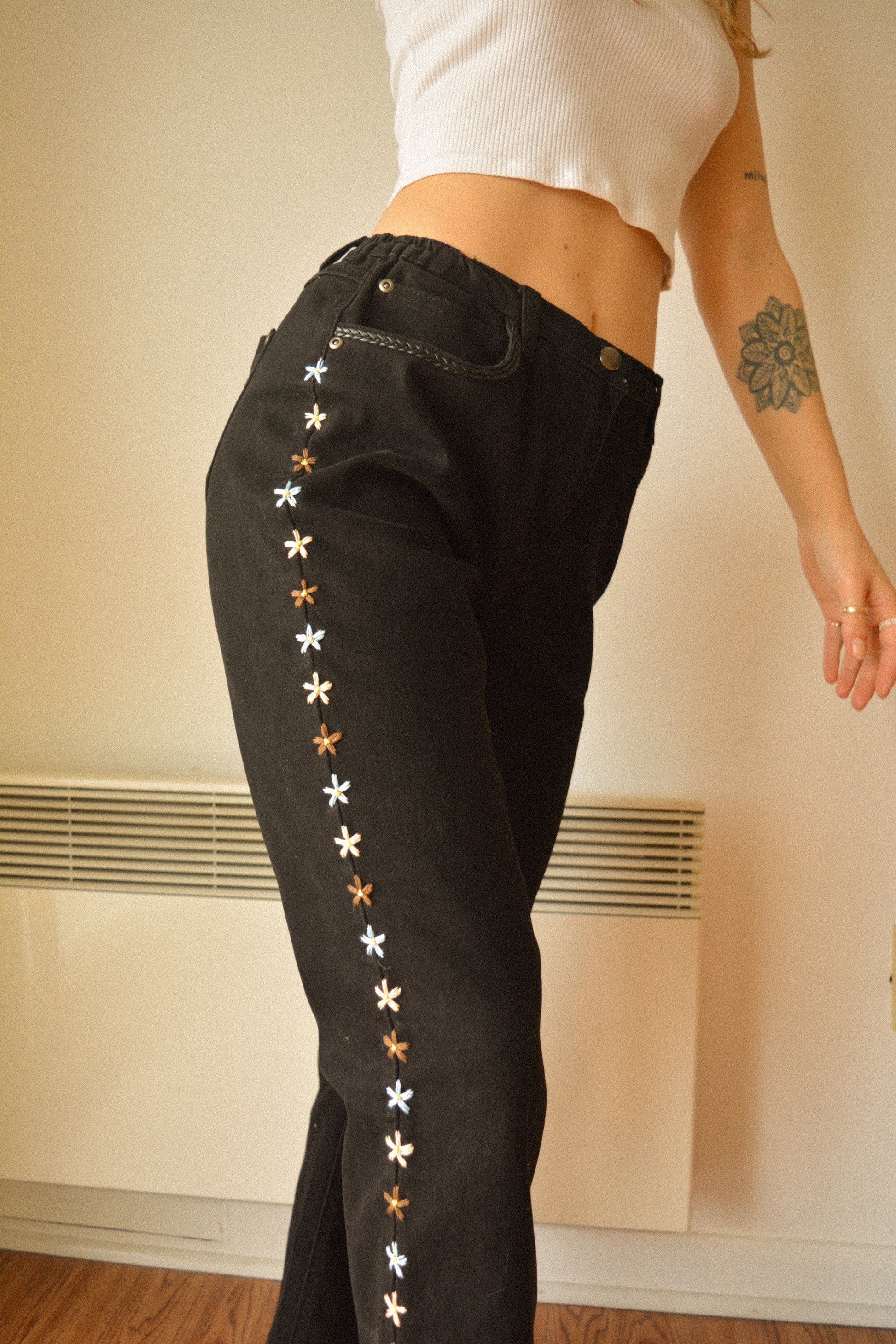 Pantalon vintage noir de seconde main à fleurs brodées à la main au Québec par l’artiste Caroline Auger