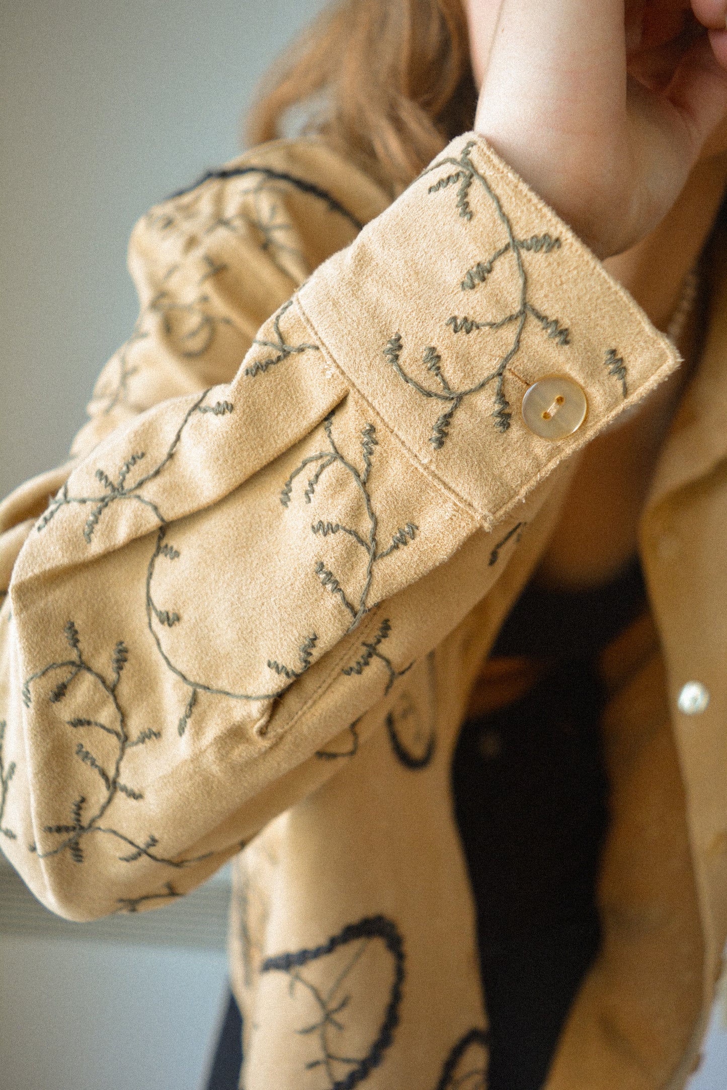 Chemise vintage beige à manches longues avec laine et motif dentelle de feuilles brodées à la main au Québec par l’artiste Caroline Auger