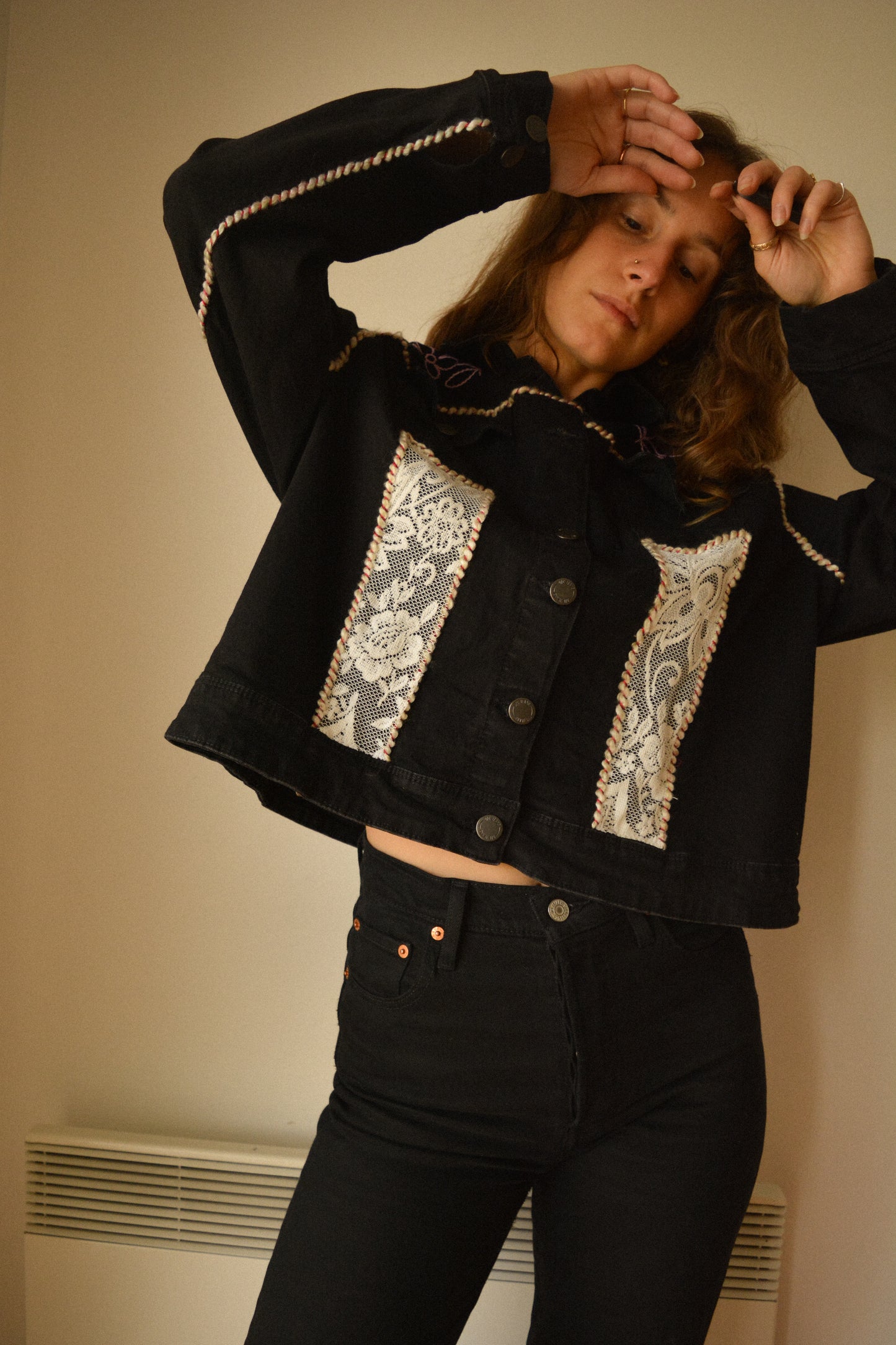 Veste en jeans noir vintage de seconde main à motifs de fleurs brodées, à laine brodés et à dentelle recyclée à la main au Québec par l’artiste et designer Caroline Auger