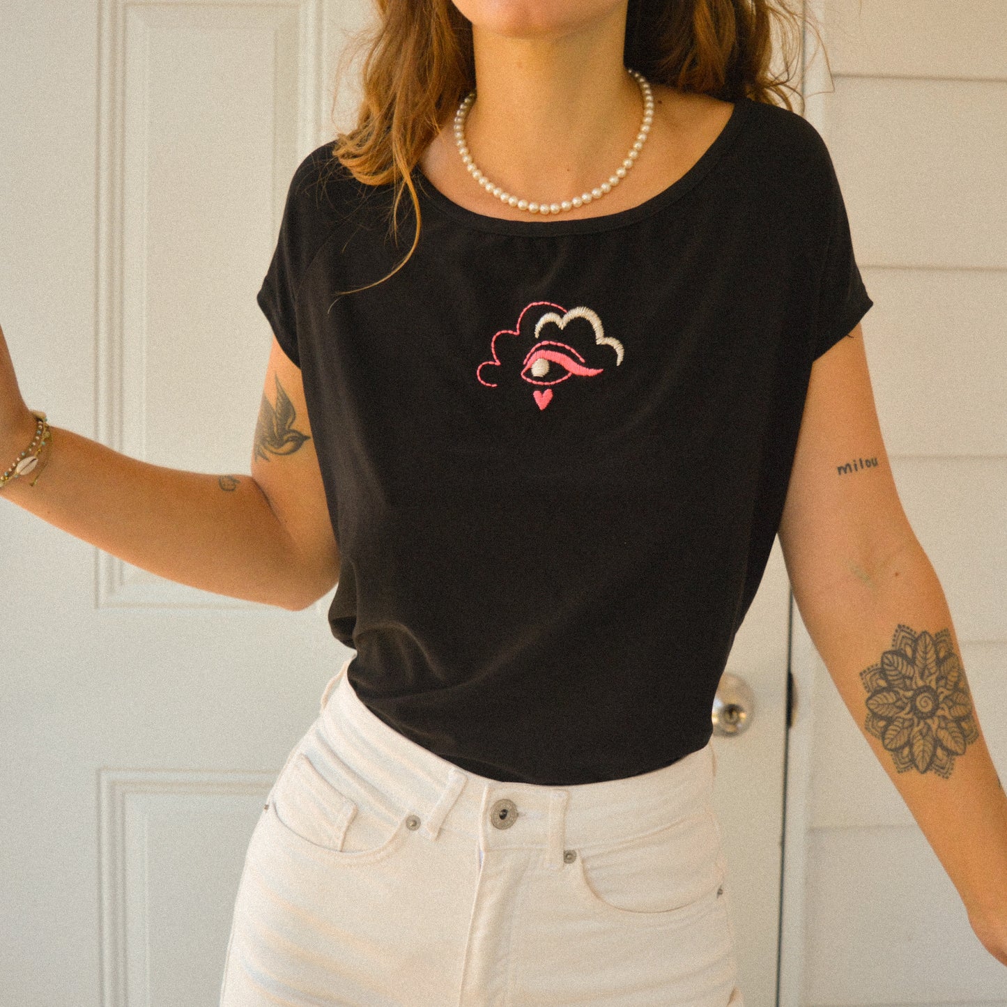 Chic t-shirt noir vintage à motif haute gamme brodé à la main au Québec par l’artiste Caroline Auger