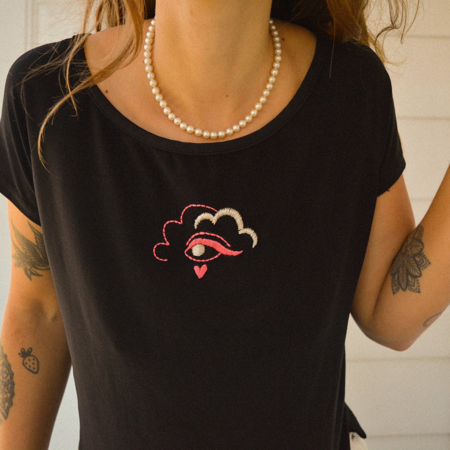 Chic t-shirt noir vintage à motif haute gamme brodé à la main au Québec par l’artiste Caroline Auger