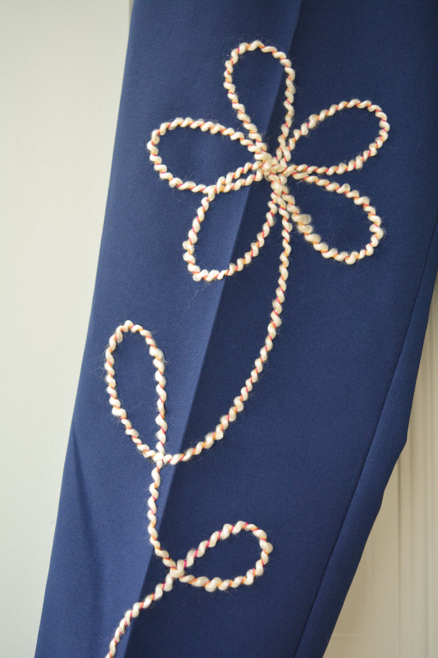 Pantalon bleu vintage de seconde main fabriqué au Canada à motifs de fleurs en laine brodés à la main au Québec par l’artiste et designer Caroline Auger