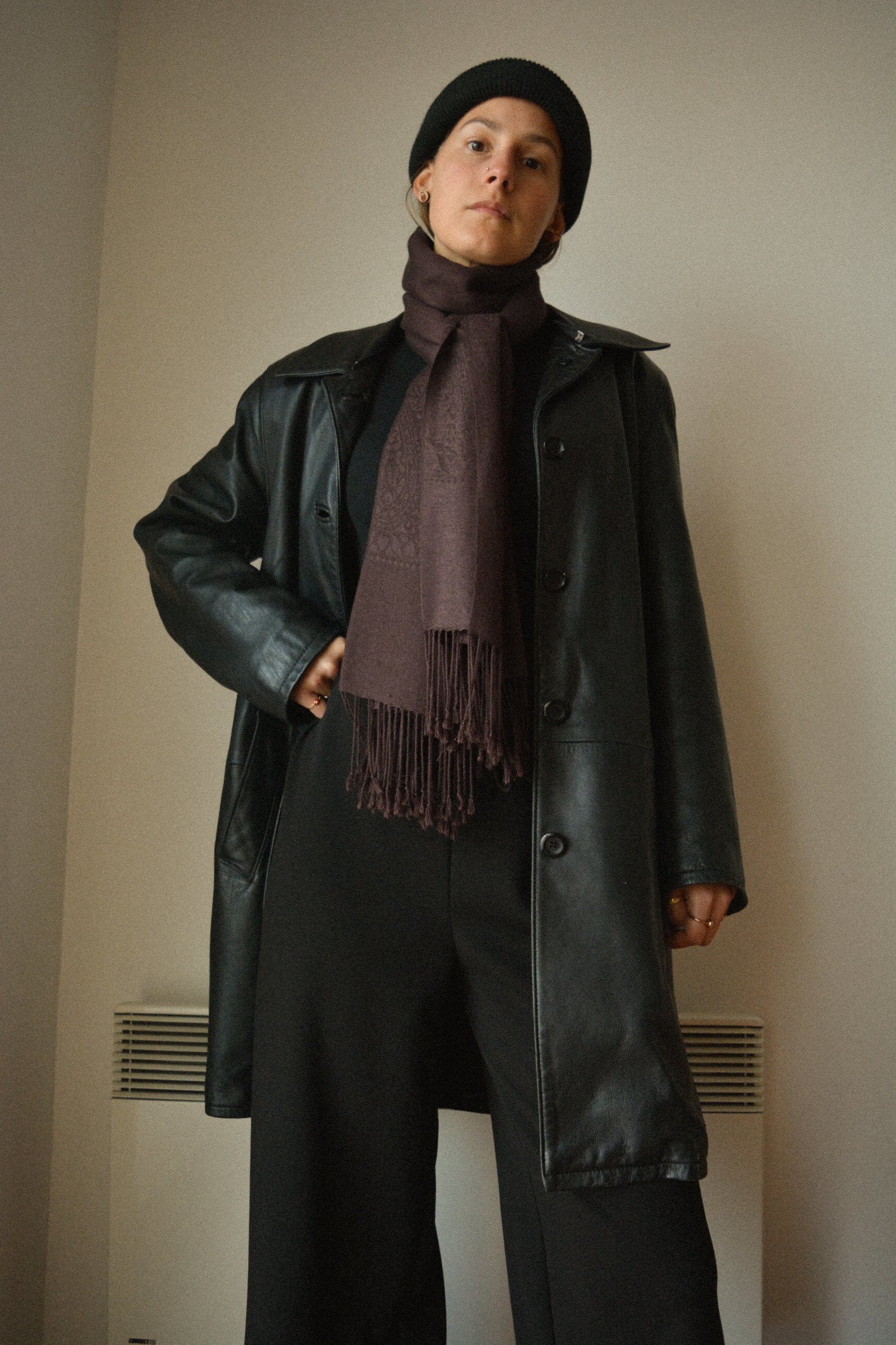Manteau vintage en cuir noir de seconde main avec patchs en dentelle recyclé et broderie fait à la main au Québec par l’artiste Caroline Auger
