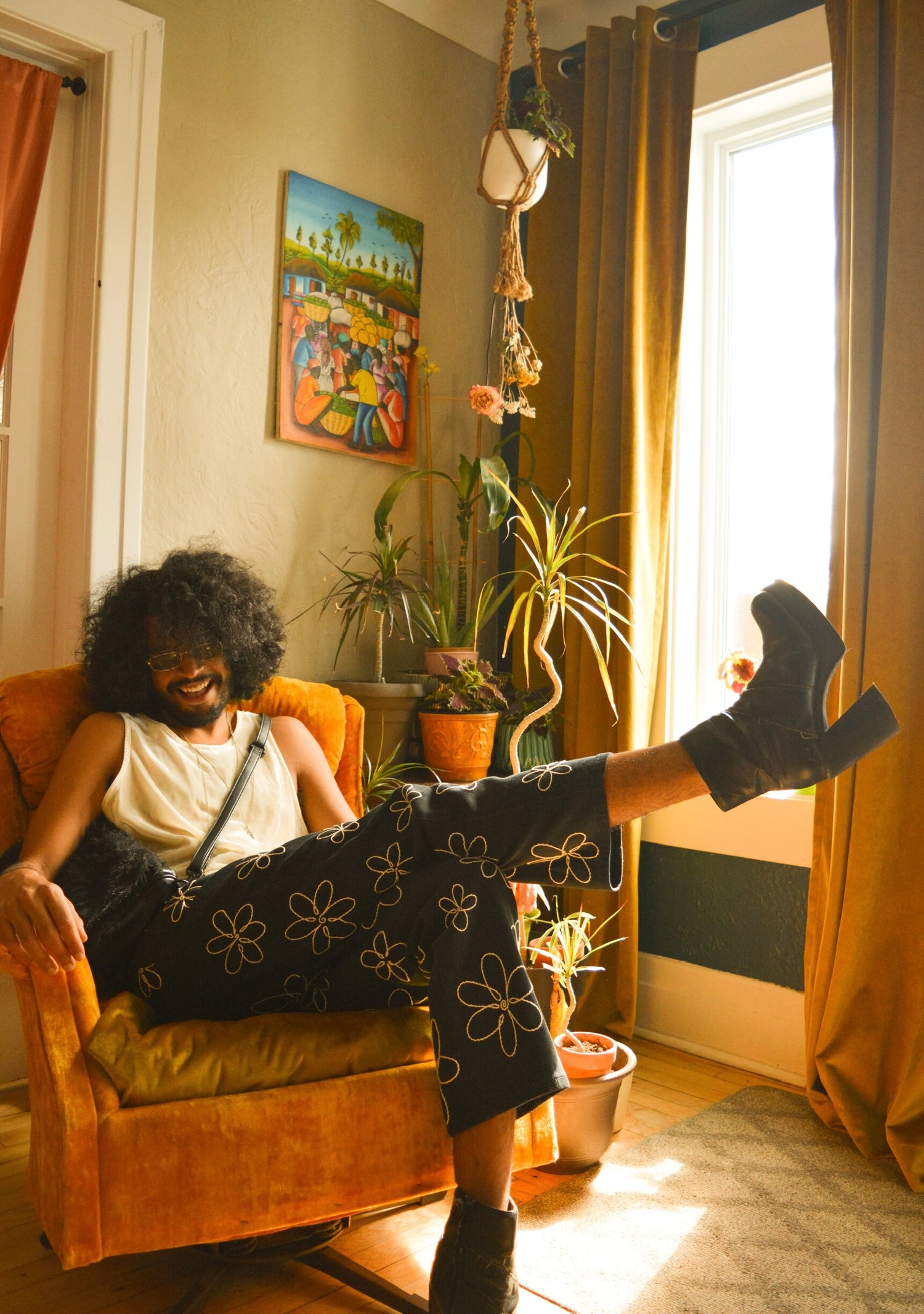 Jeans noir à motif fleuri crème brodé à la main par l’artiste Caroline Auger de Drummondville, Québec.