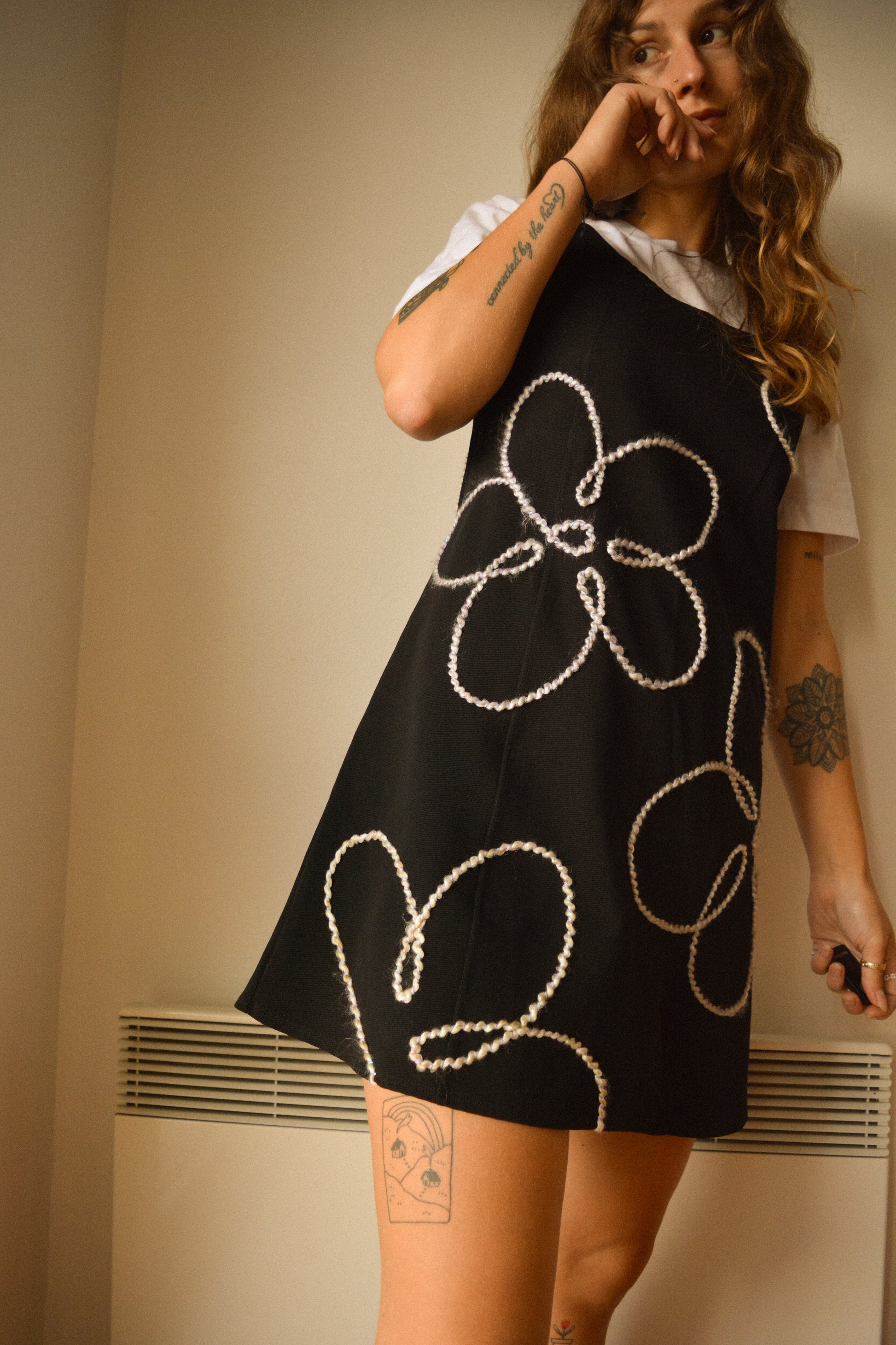 Robe noir vintage de seconde main à motifs de fleurs en laine brodées à la main au Québec par l’artiste et designer Caroline Auger