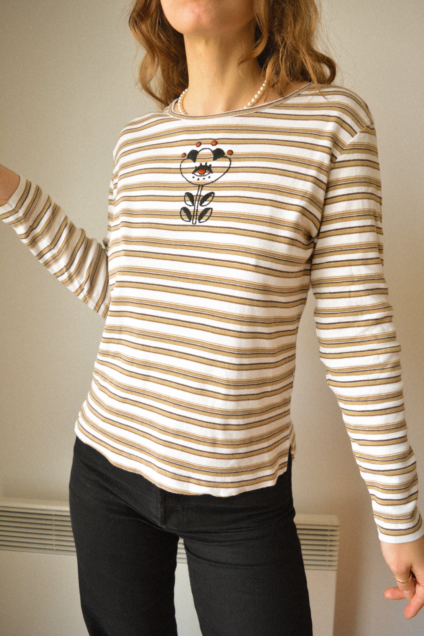 Chandail manches longues vintage rayé beige, blanc et brun à motif d’œil fleur old school brodé à la main au Québec par l’artiste Caroline Auger