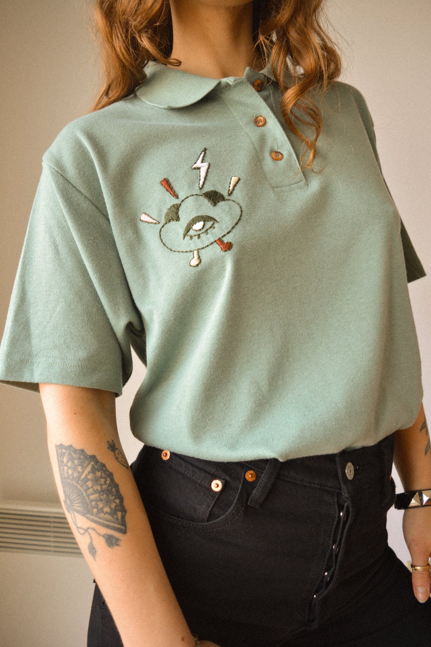 T-shirt polo vert vintage à motif d’œil old school brodé à la main au Québec par l’artiste Caroline Auger